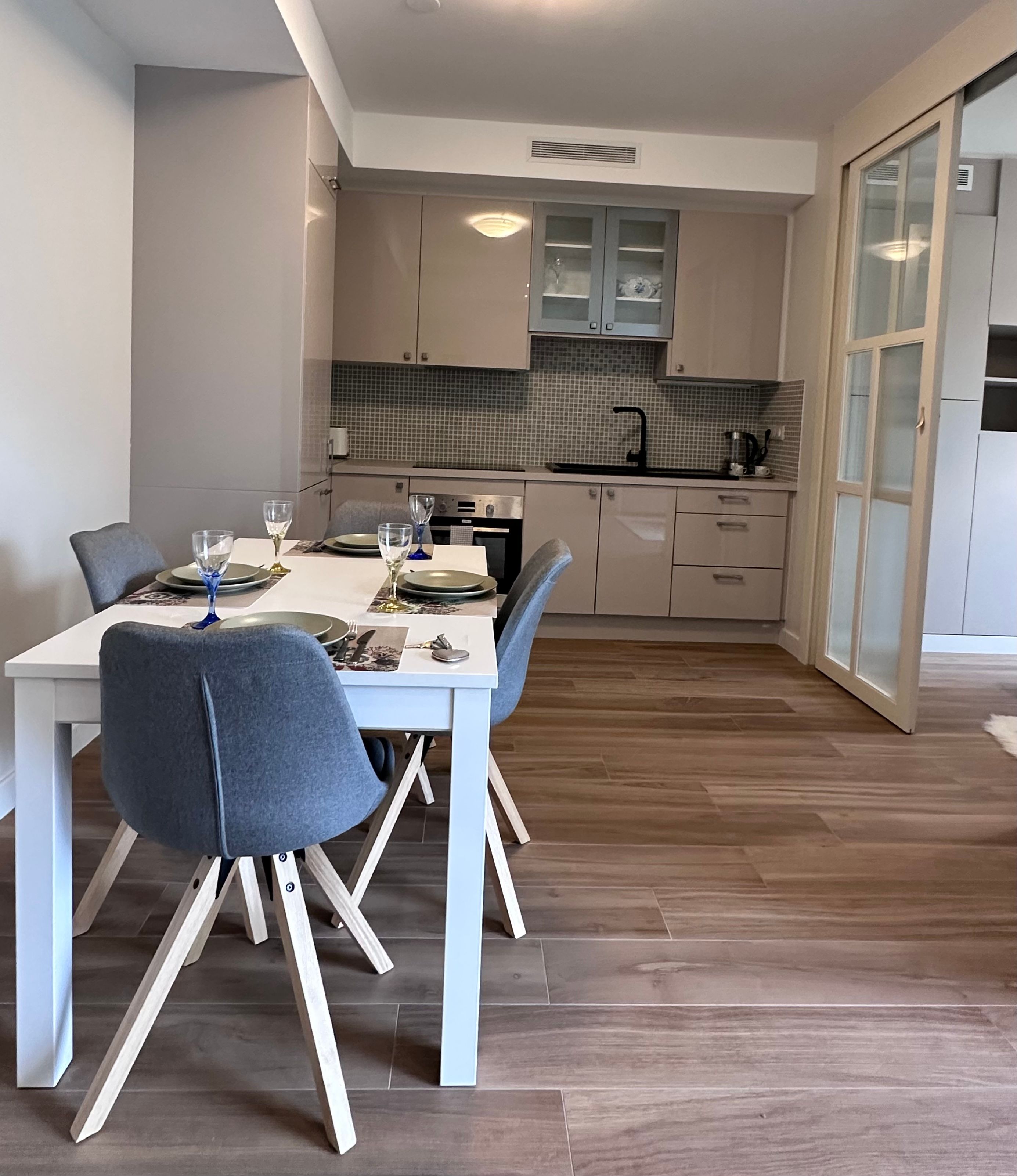 Location Appartement deux pièces neuf et meublé avec soin avec imprenable sur tout Paris 