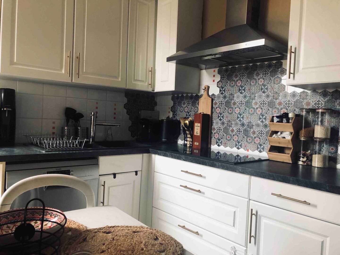 Location À LOUER – Charmant appartement de style parisien de 70 m², soigneusement meublé. (loyer tout inclus)