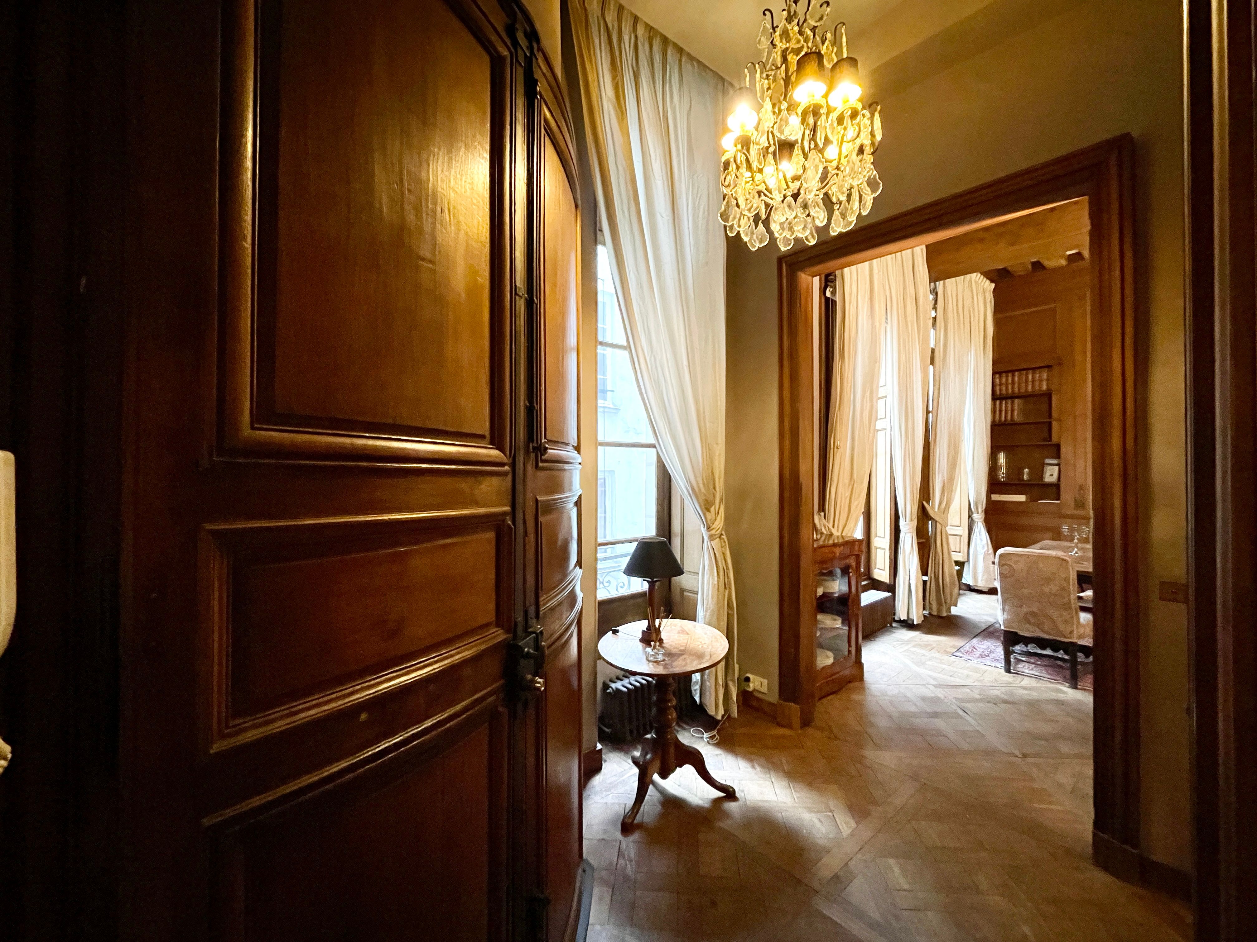 Location Prestigious Apartment in a Historic Building on the Famous Île Saint-Louis (loye