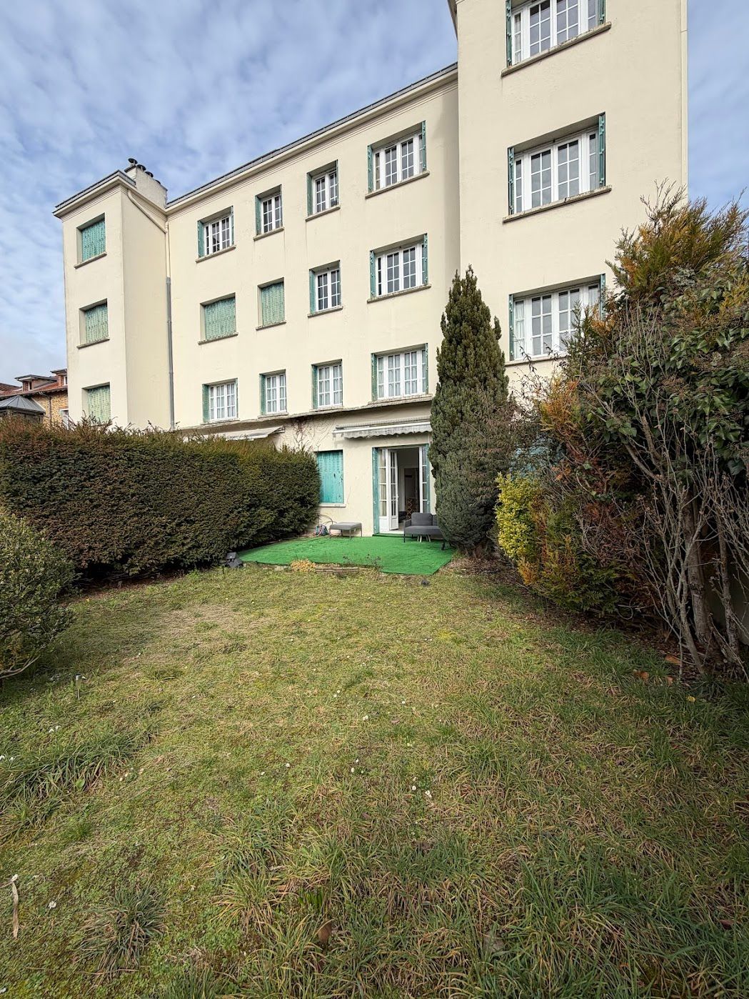 Location Chambre meublée pour fille en appartement avec jardin privé RER A (loyer tout in