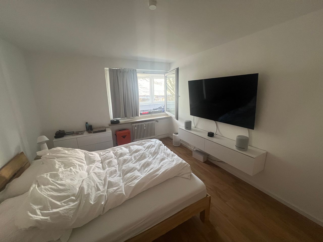 Furnished 2-Room Apartment with Loggia & Home Office Setup in Central Location