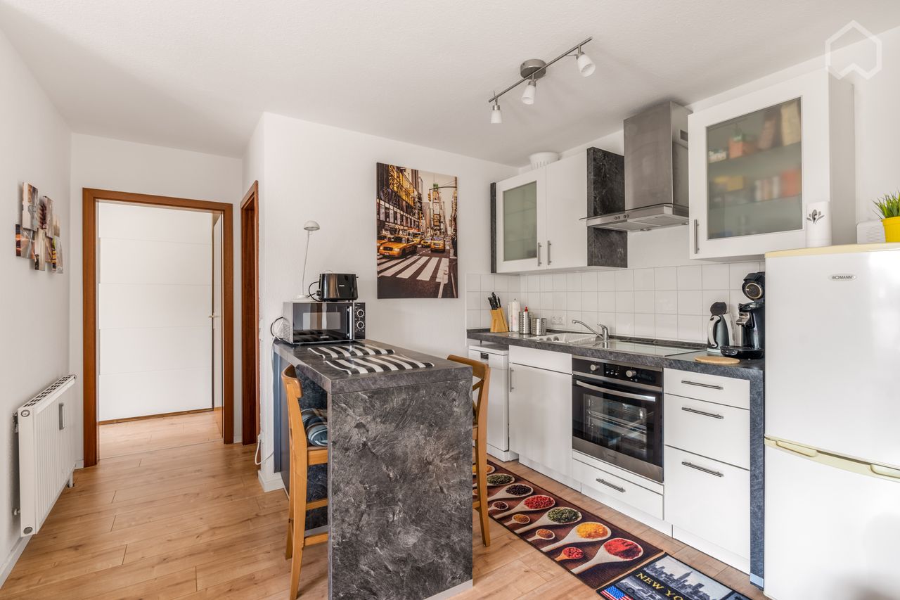 Modern, bright top apartment with balcony, underground parking space & access to private park, 5 min from the main train station in Neuss