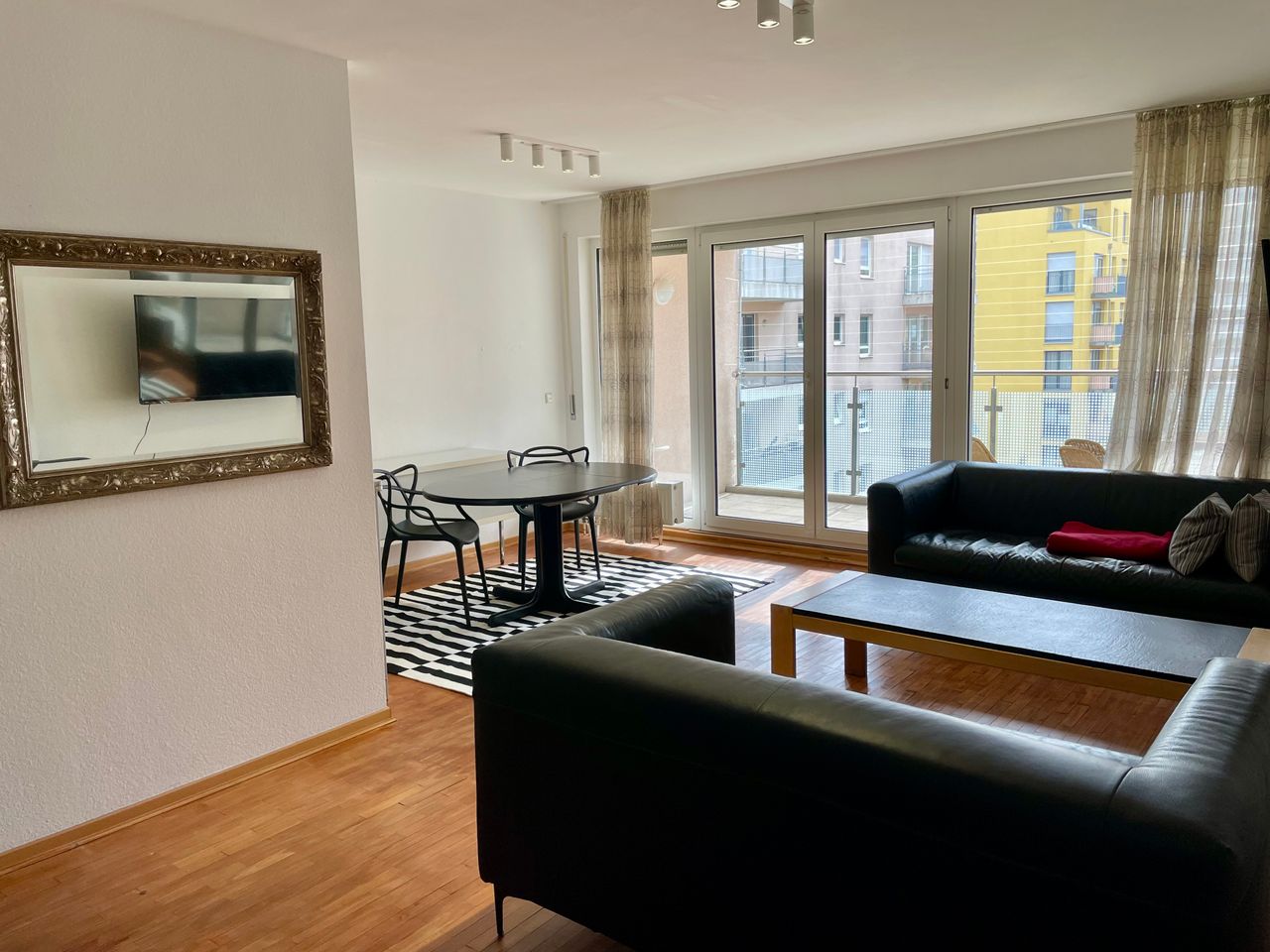 Bright 3-room apartment with balcony & parking in Frankfurt City West