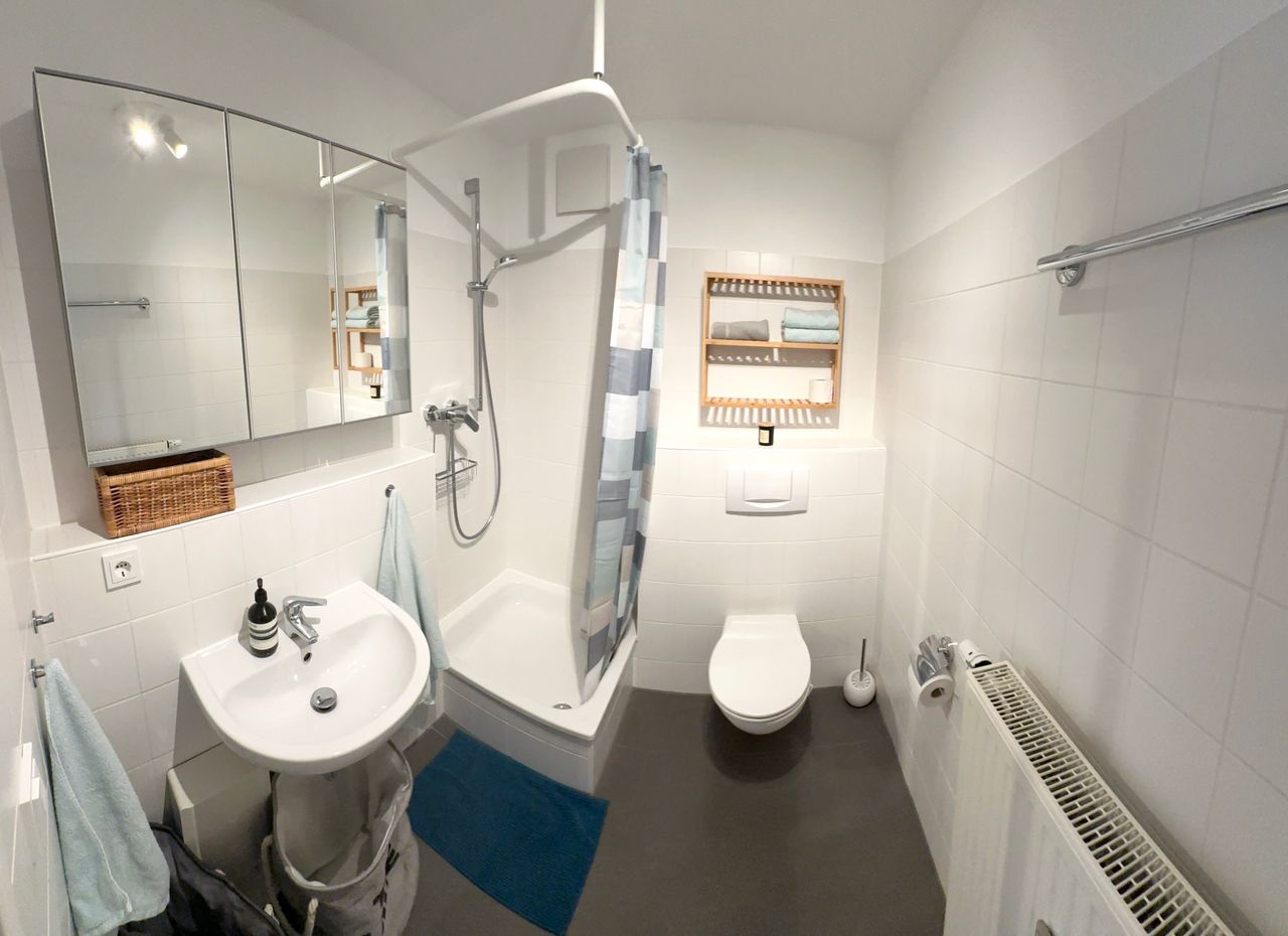 Bright and renovated appartment, w/ Parking garage, excellent location (Köln Klettenberg)