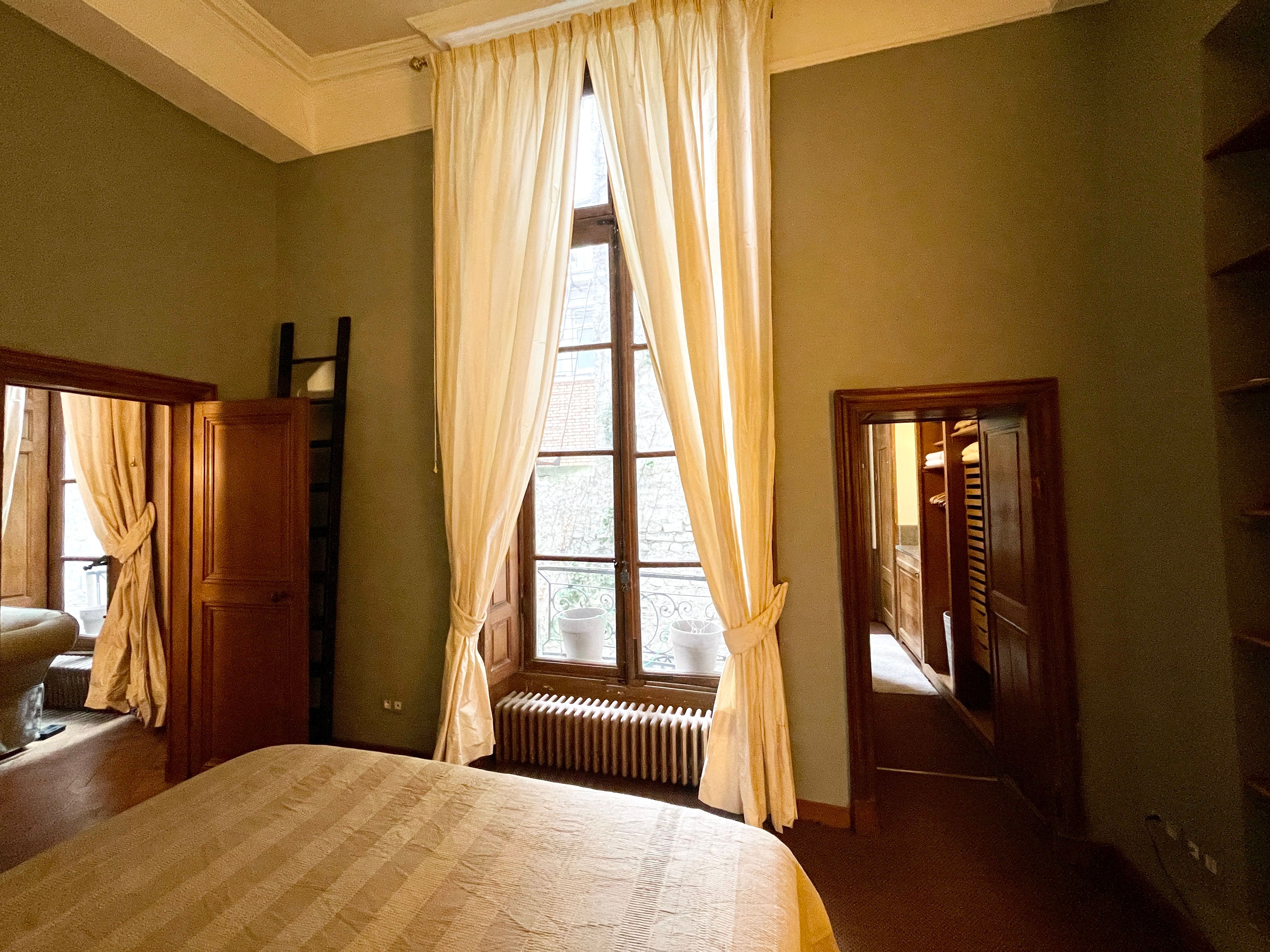Location Prestigious Apartment in a Historic Building on the Famous Île Saint-Louis (loye