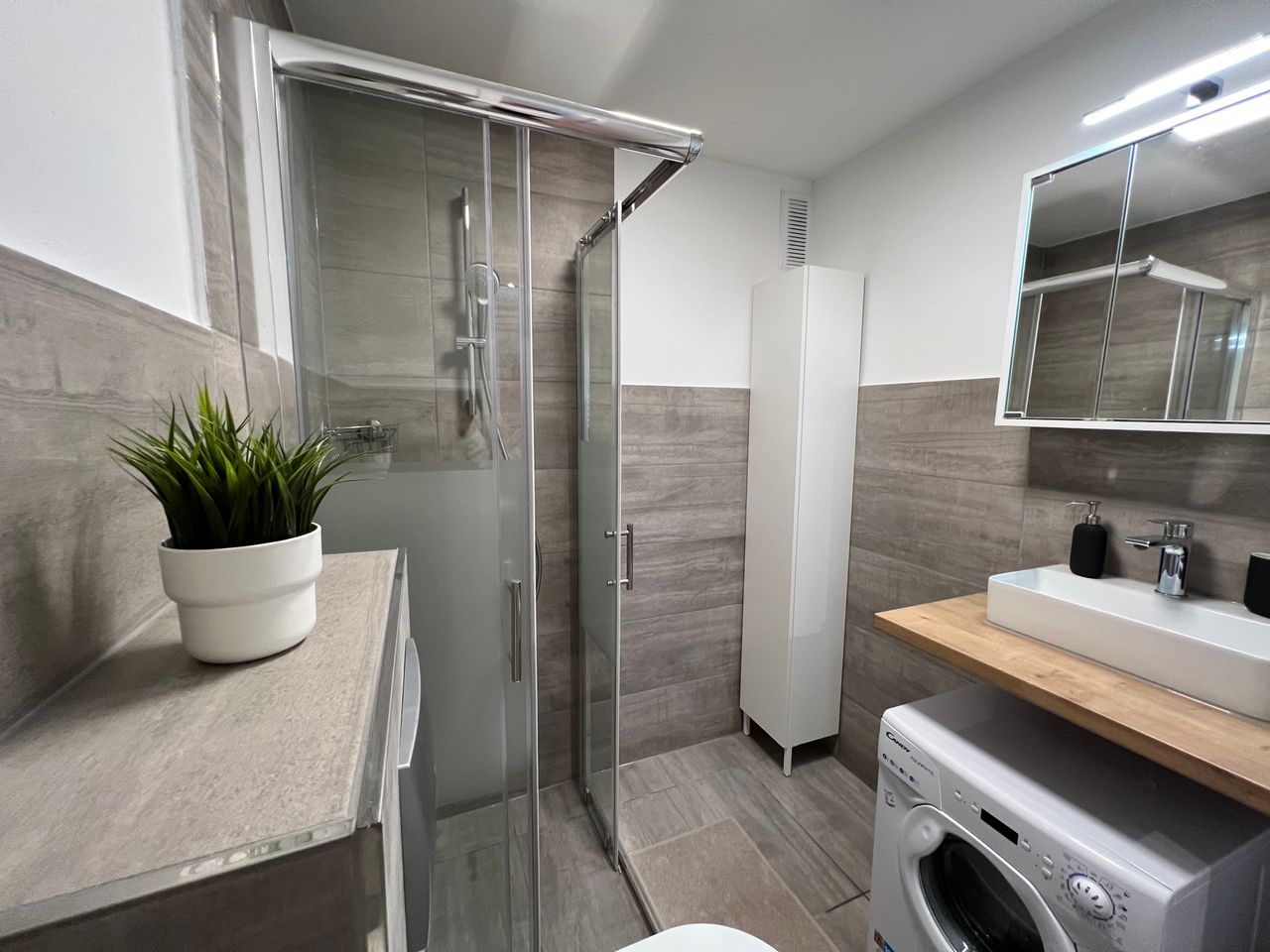 Bright, freshly renovated apartment close to the center with balcony and parking space