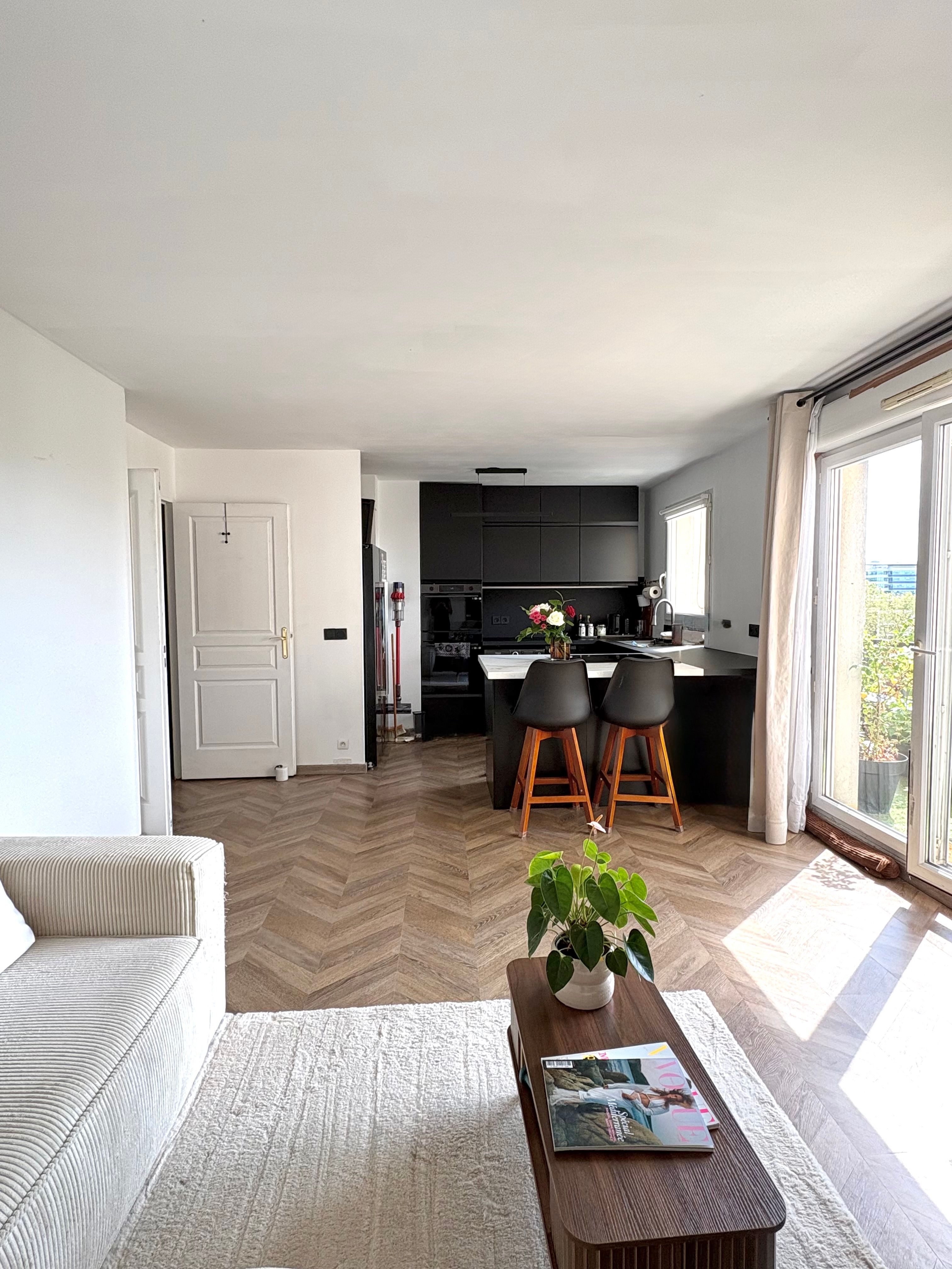 Location Appartement traversant au dernier étage avec terrasse et balcon – proximité de L
