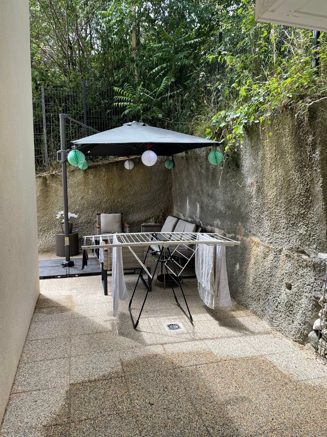 Location Spacieux appartement meublé de 3 chambres avec terrasse, jardin privé et 2 place