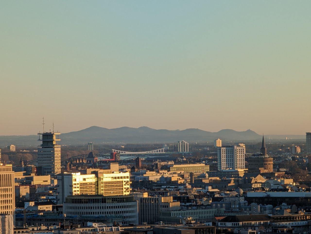 Stylish 25th Floor Flat with Panoramic Views & Prime Ehrenfeld Location