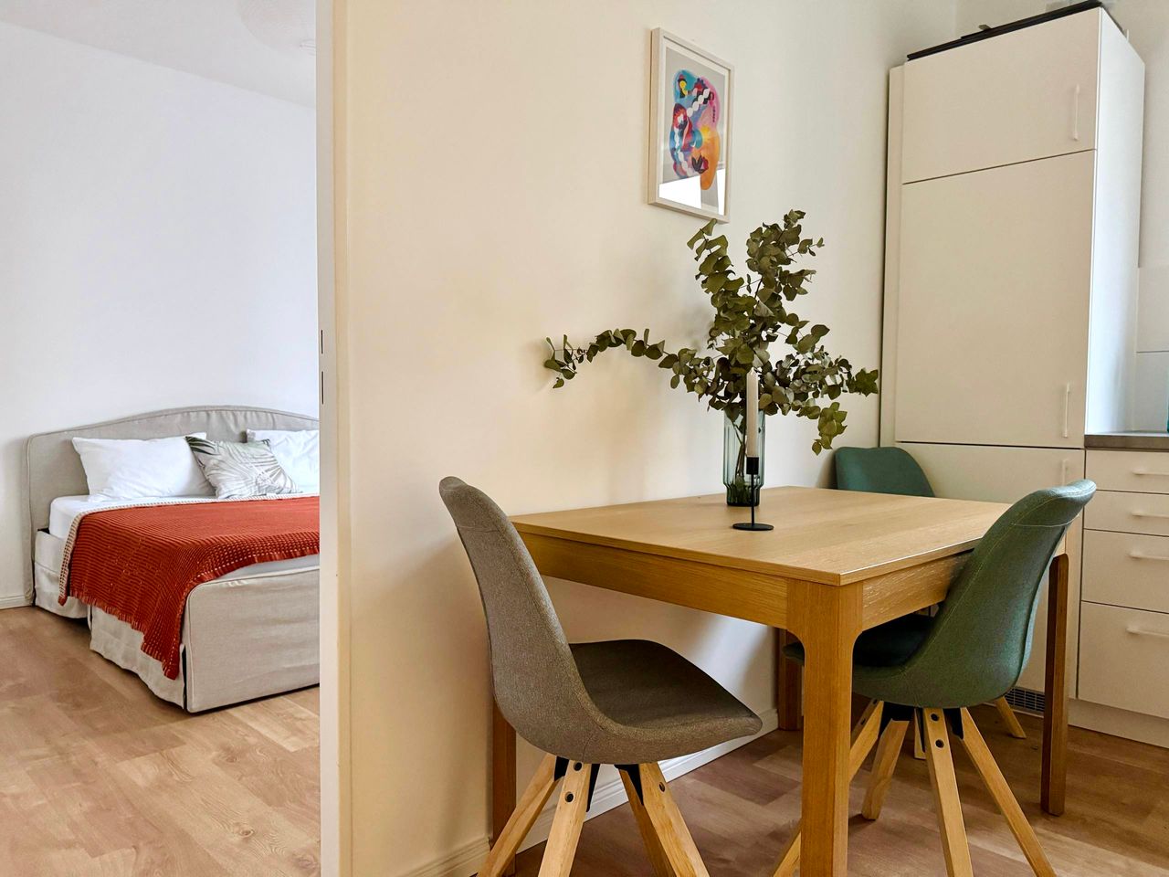 Chic 2-Room Apartment in Charlottenburg, Just Steps from Kurfürstendamm