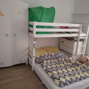 Furnished 3-Bedroom with Balcony & Green Views by Volkspark Friedrichshain in Friedrichshain