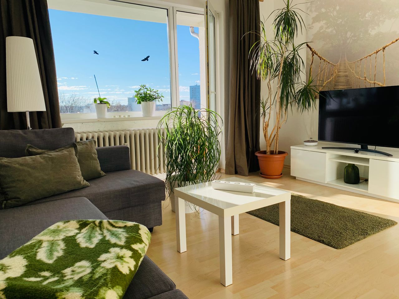 Sunny, furnished 2-bedroom with a great view