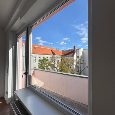 Neu sanierte Wohnung für 4/ 5 Personen mit sonnigen Balkon in Wilmersdorf
