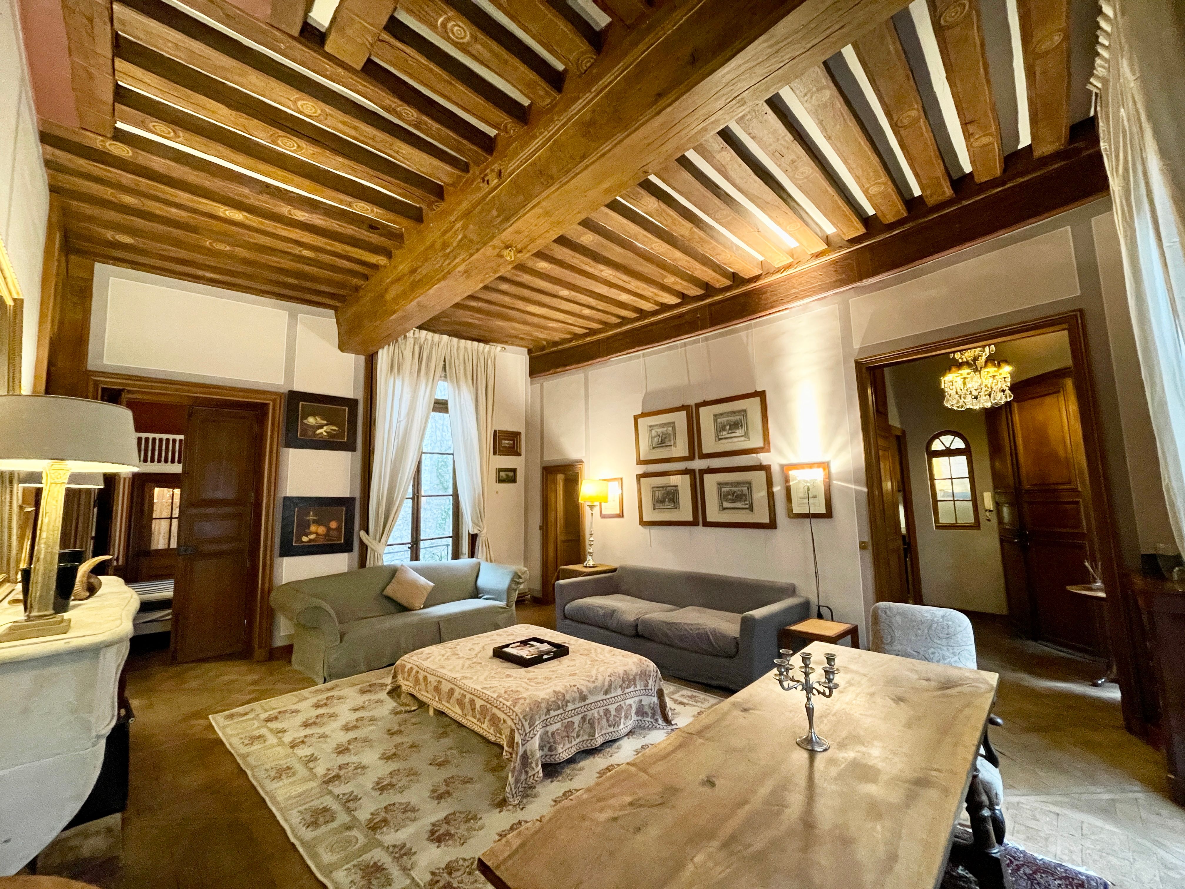 Location Prestigious Apartment in a Historic Building on the Famous Île Saint-Louis (loye
