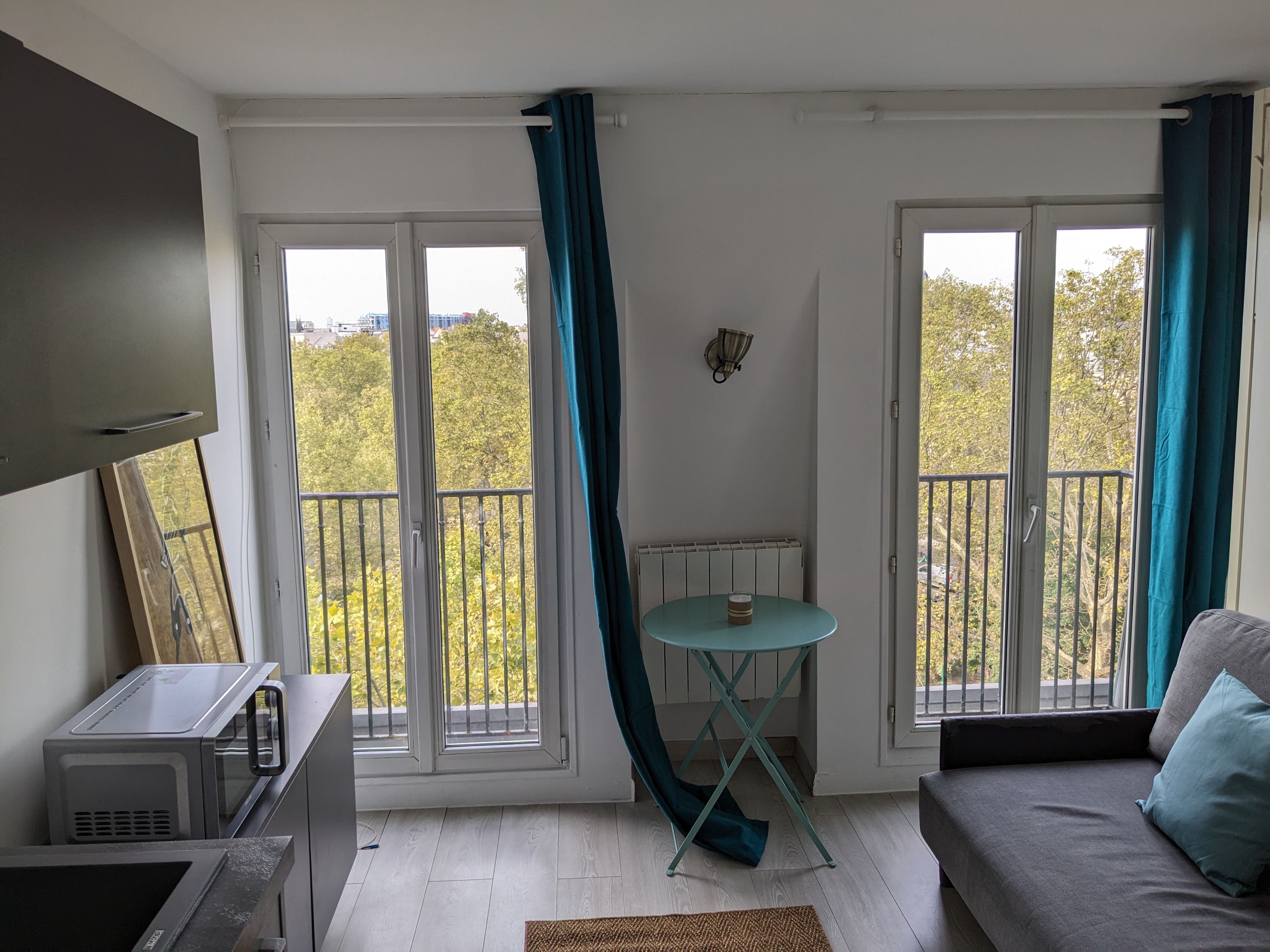 Location Petit studio offrant vue panoramique sur la Seine (loyer tout inclus)