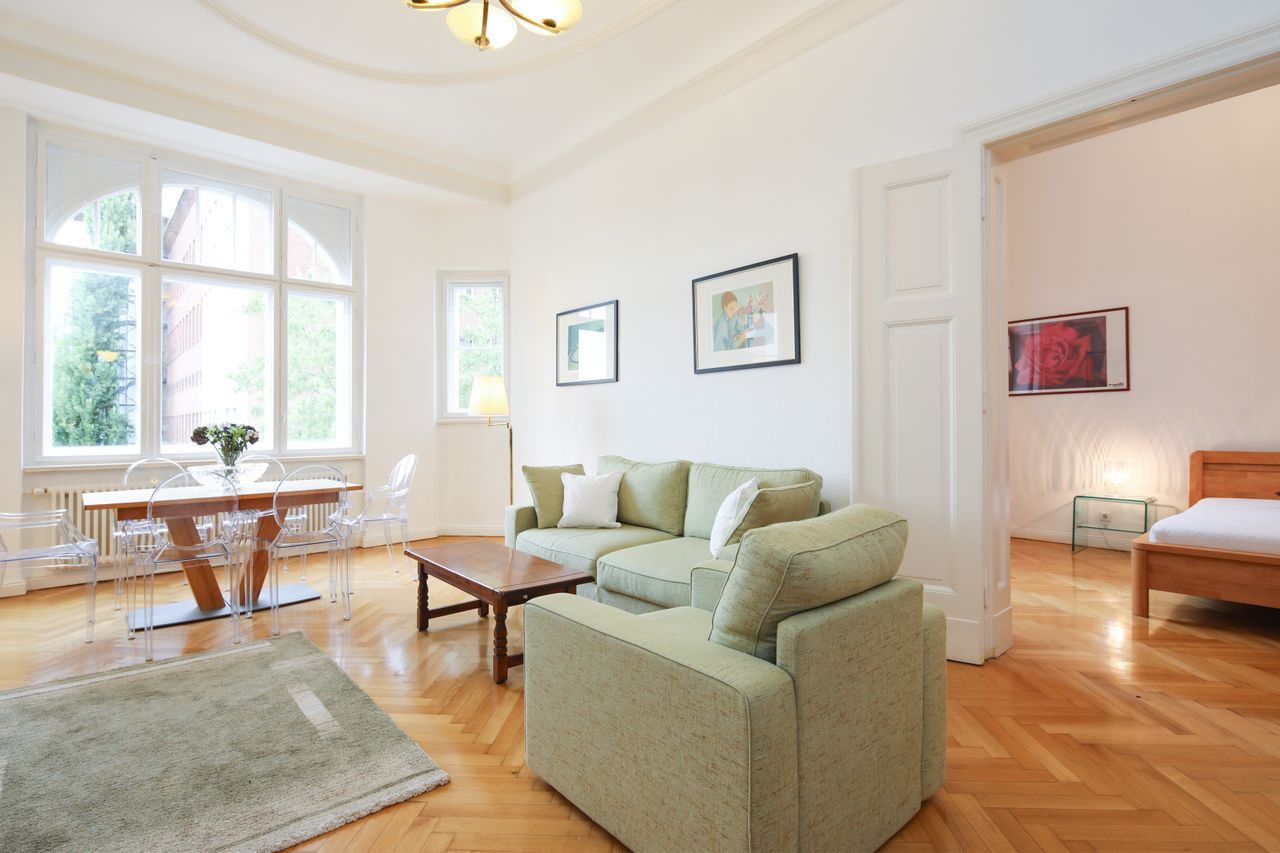 High-quality and well-maintained 3.5 room flat in an representative old building and perfect location near Savigniplatz