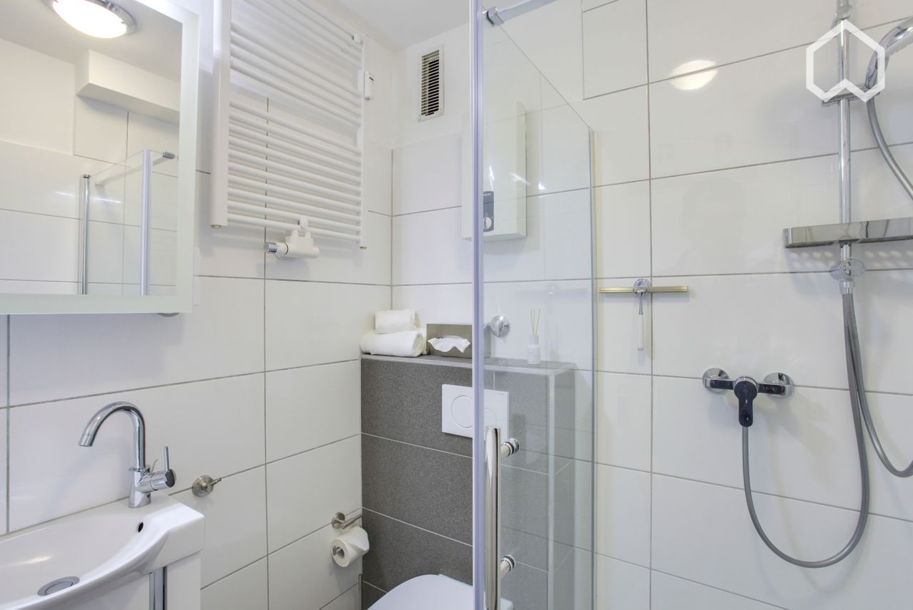 Bright, modern Apartment 15 mins from Cologne centre by train (car park optional)