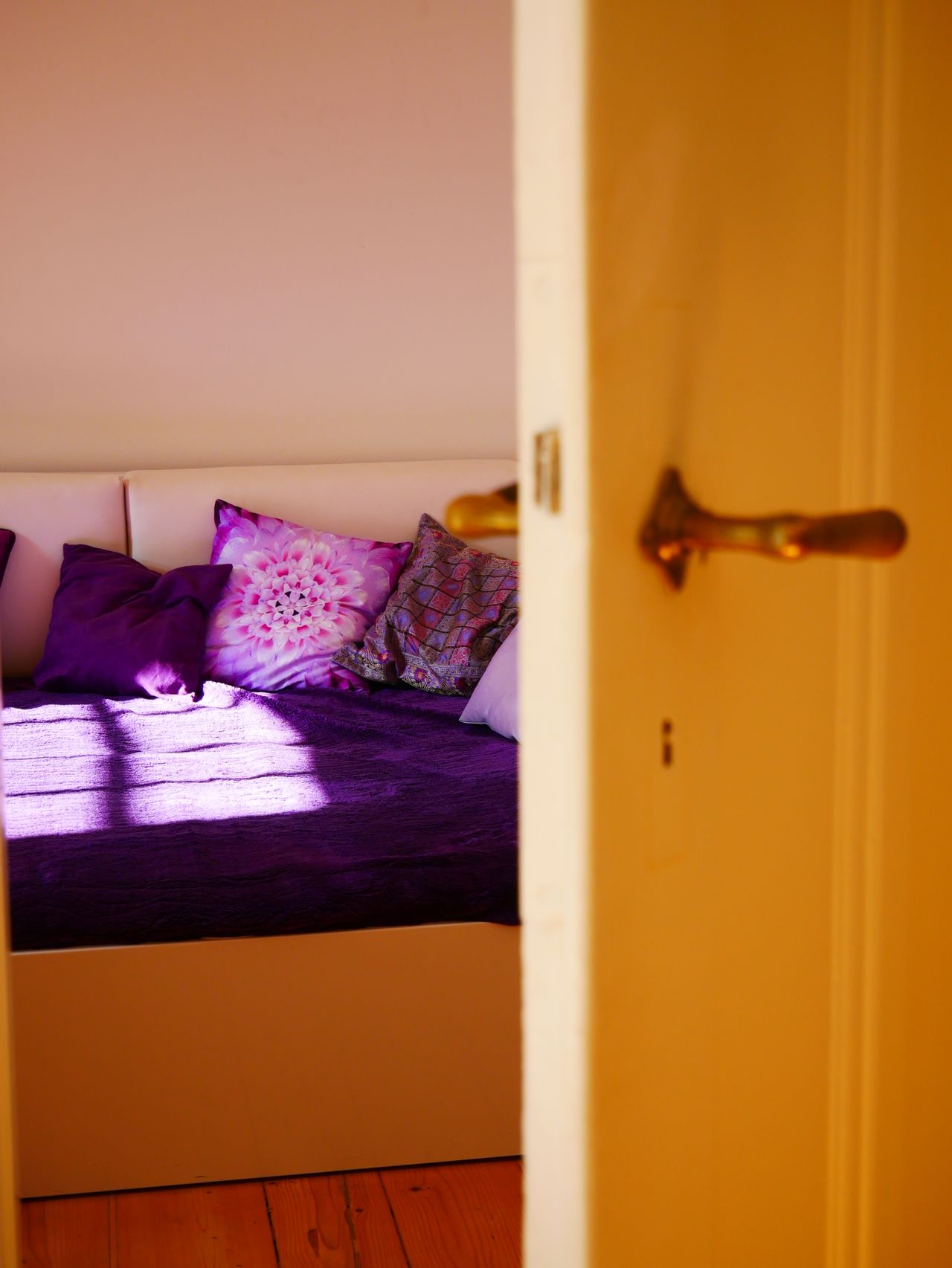 Stylish and modern-antique mix: Beautiful 2 room apartment in central Frankfurt City + E-Scooter