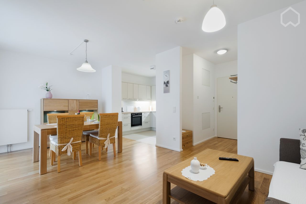 2.5 Room Designer Studio (60m²), Home-Office Ready & Prime Location, 5 Mins to Main Station / 6 Mins to FRA Airport!