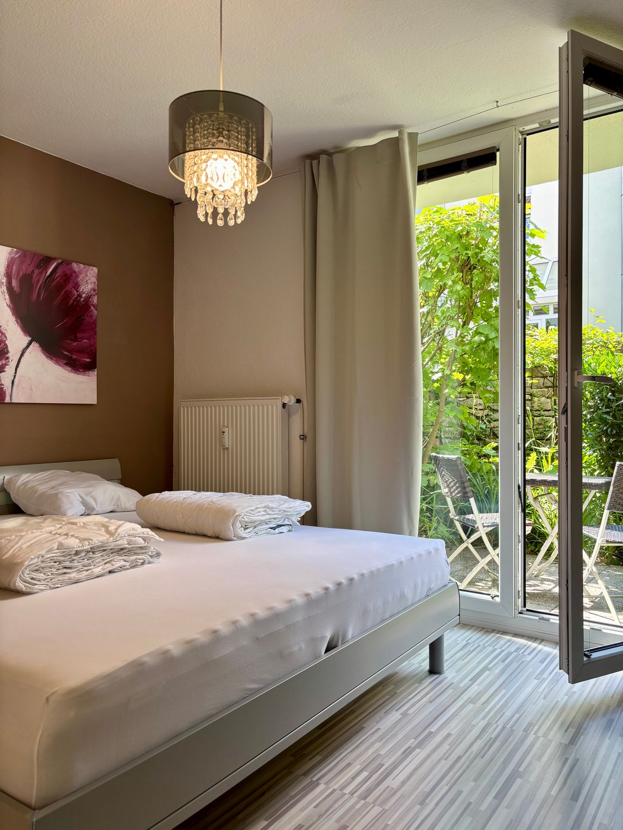 Fully furnished 1-room flat right next to the city park