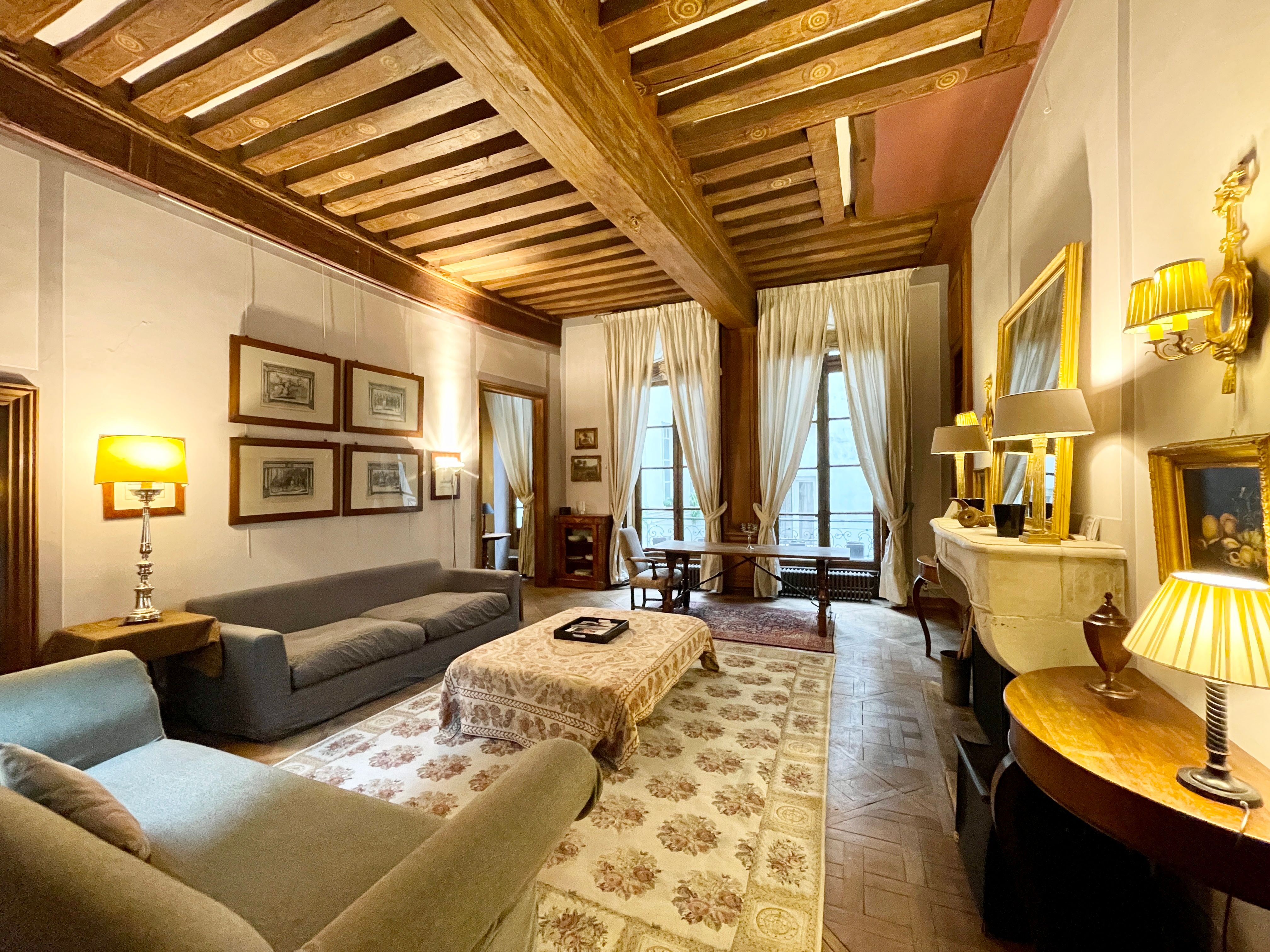 Location Prestigious Apartment in a Historic Building on the Famous Île Saint-Louis (loye