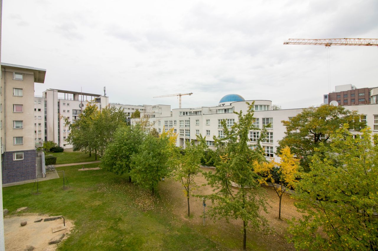 Central and modern: 4-room apartment at Checkpoint Charlie
