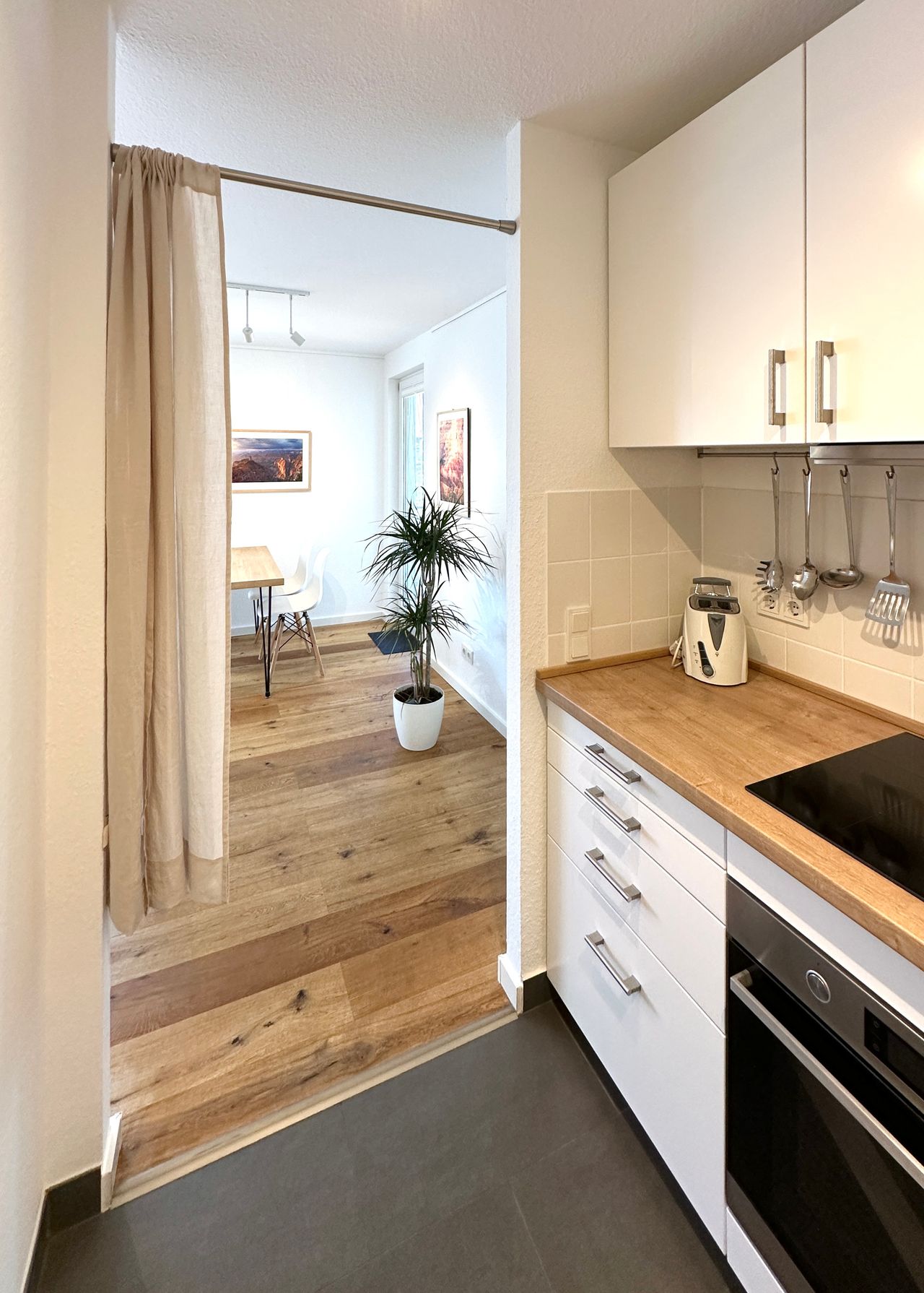 Bright and renovated appartment, w/ Parking garage, excellent location (Köln Klettenberg)