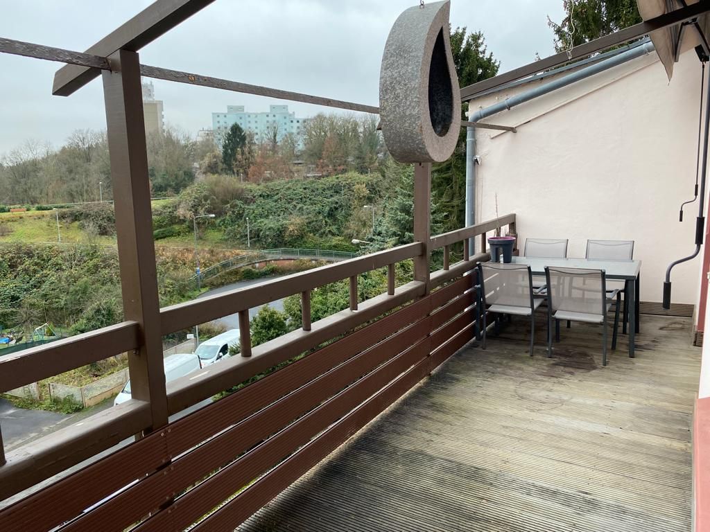 All incl. fully furnished apartment in Frankfurt am Main, with 90 sqm and 2 to 3 bedrooms, 90 qm, balcon and wifi