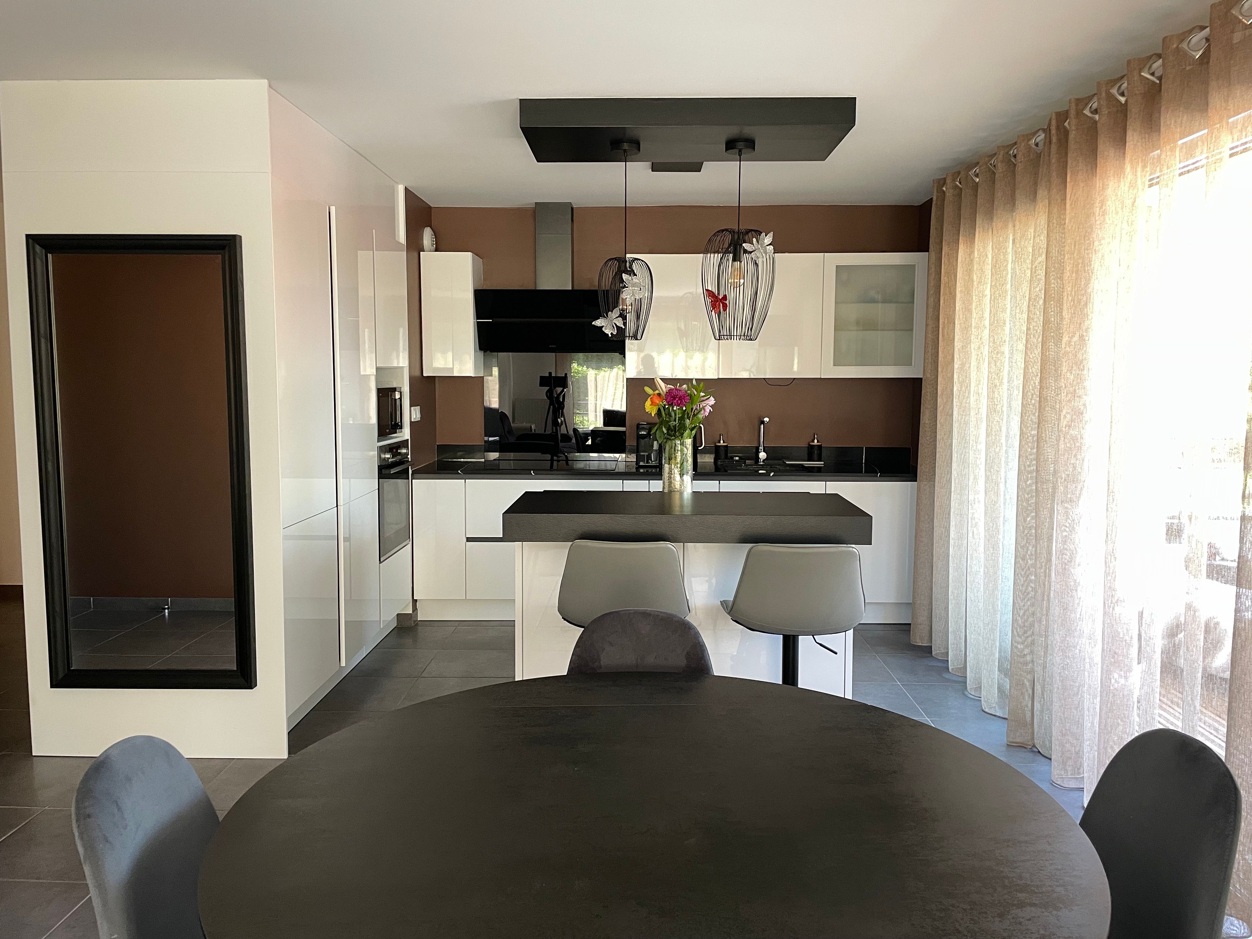 Location Spacieux appartement meublé de 3 chambres avec terrasse, jardin privé et 2 place