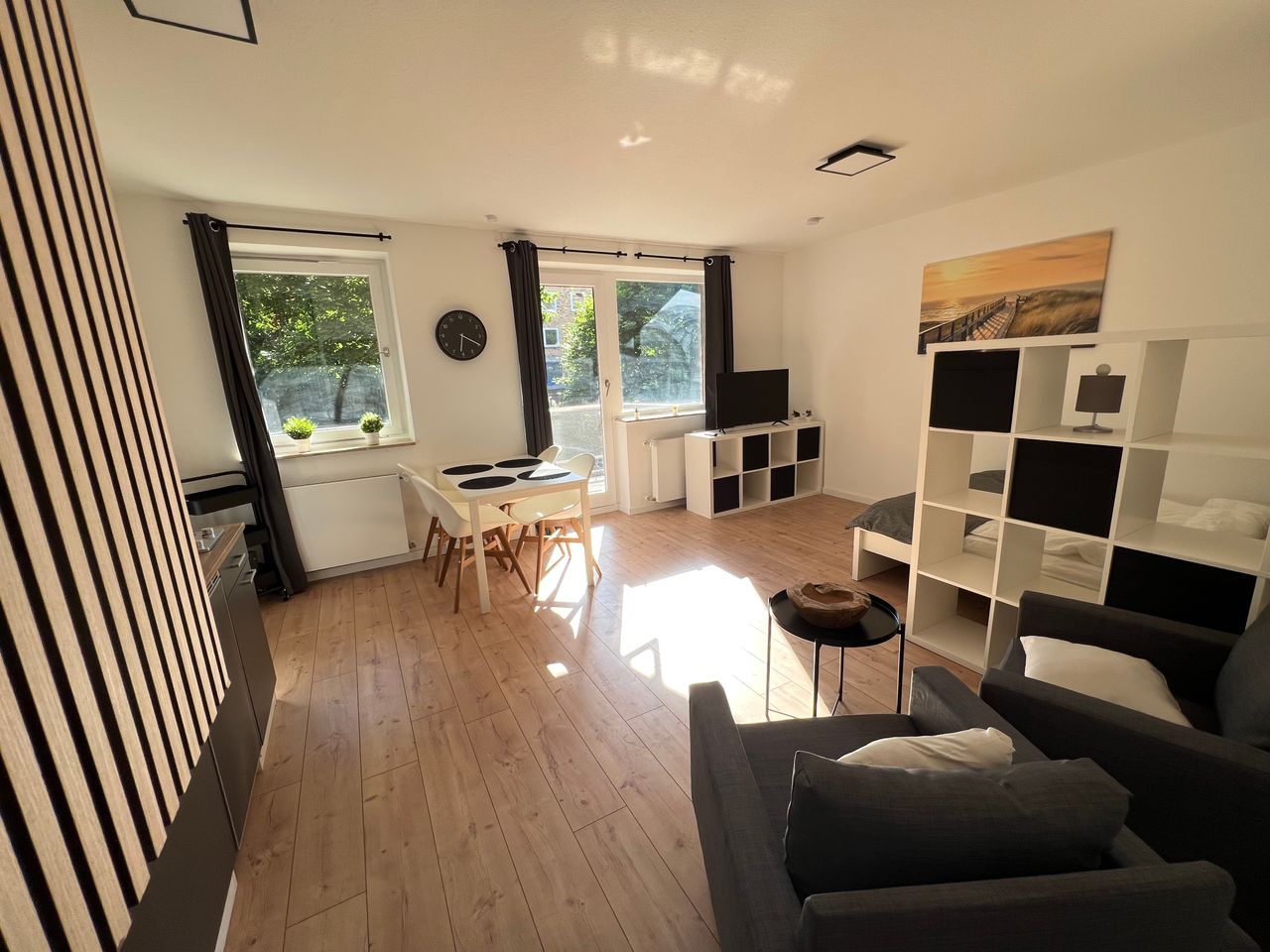 Bright, freshly renovated apartment close to the center with balcony and parking space