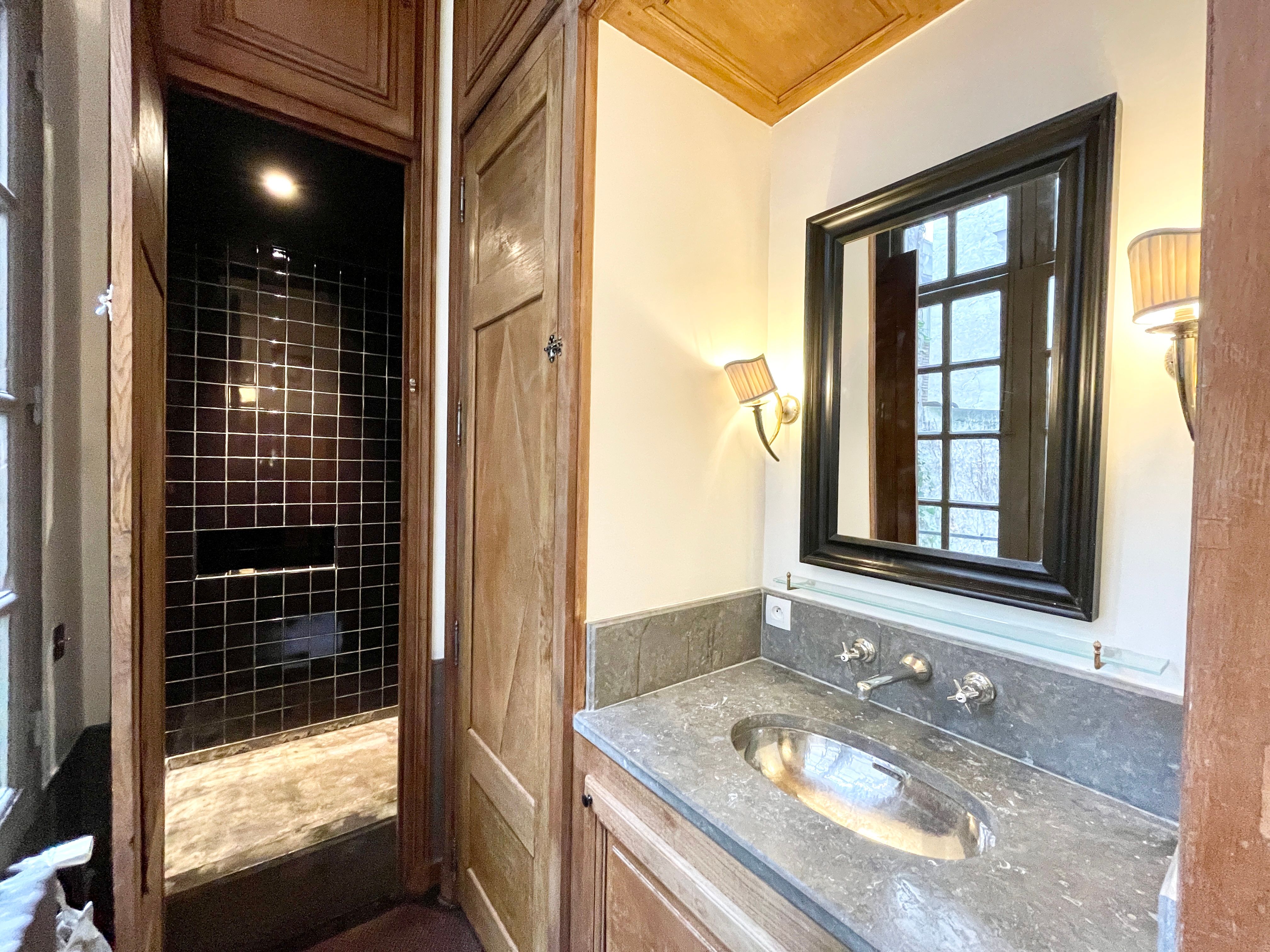 Location Prestigious Apartment in a Historic Building on the Famous Île Saint-Louis (loye