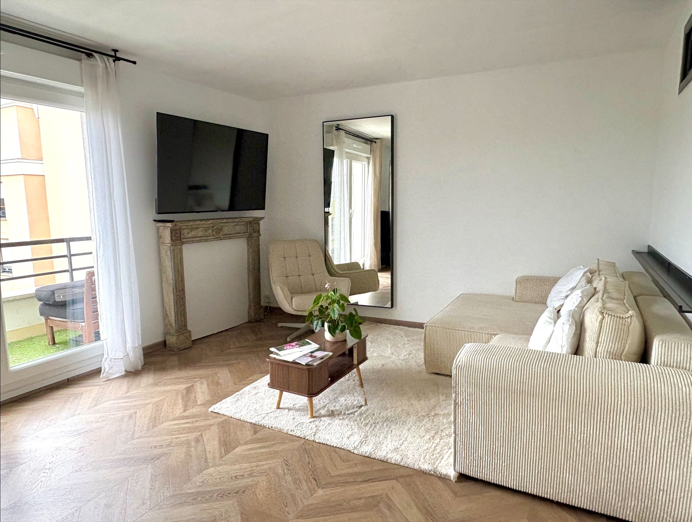 Location Appartement traversant au dernier étage avec terrasse et balcon – proximité de L
