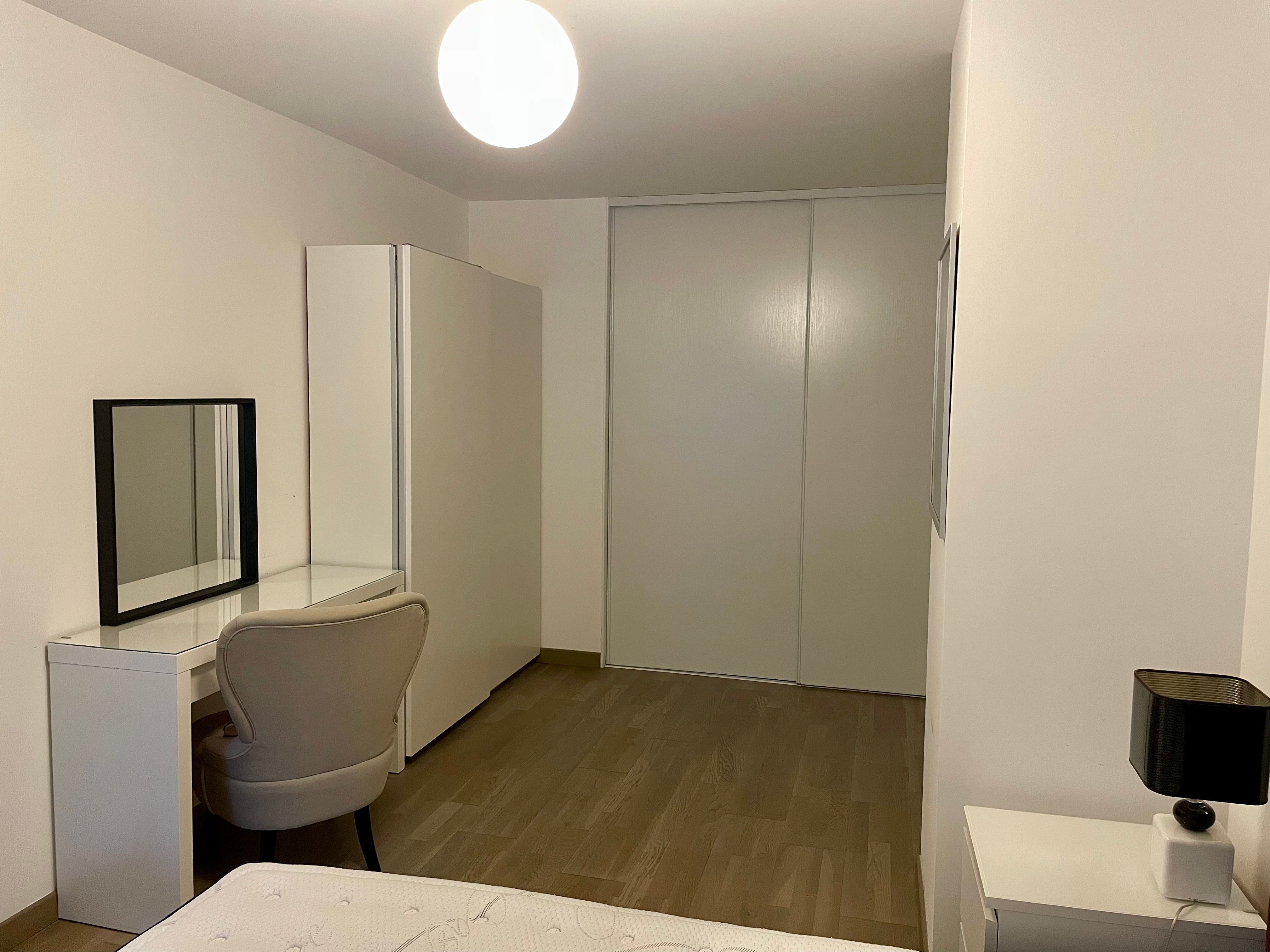 Location Spacieux appartement meublé de 3 chambres avec terrasse, jardin privé et 2 place