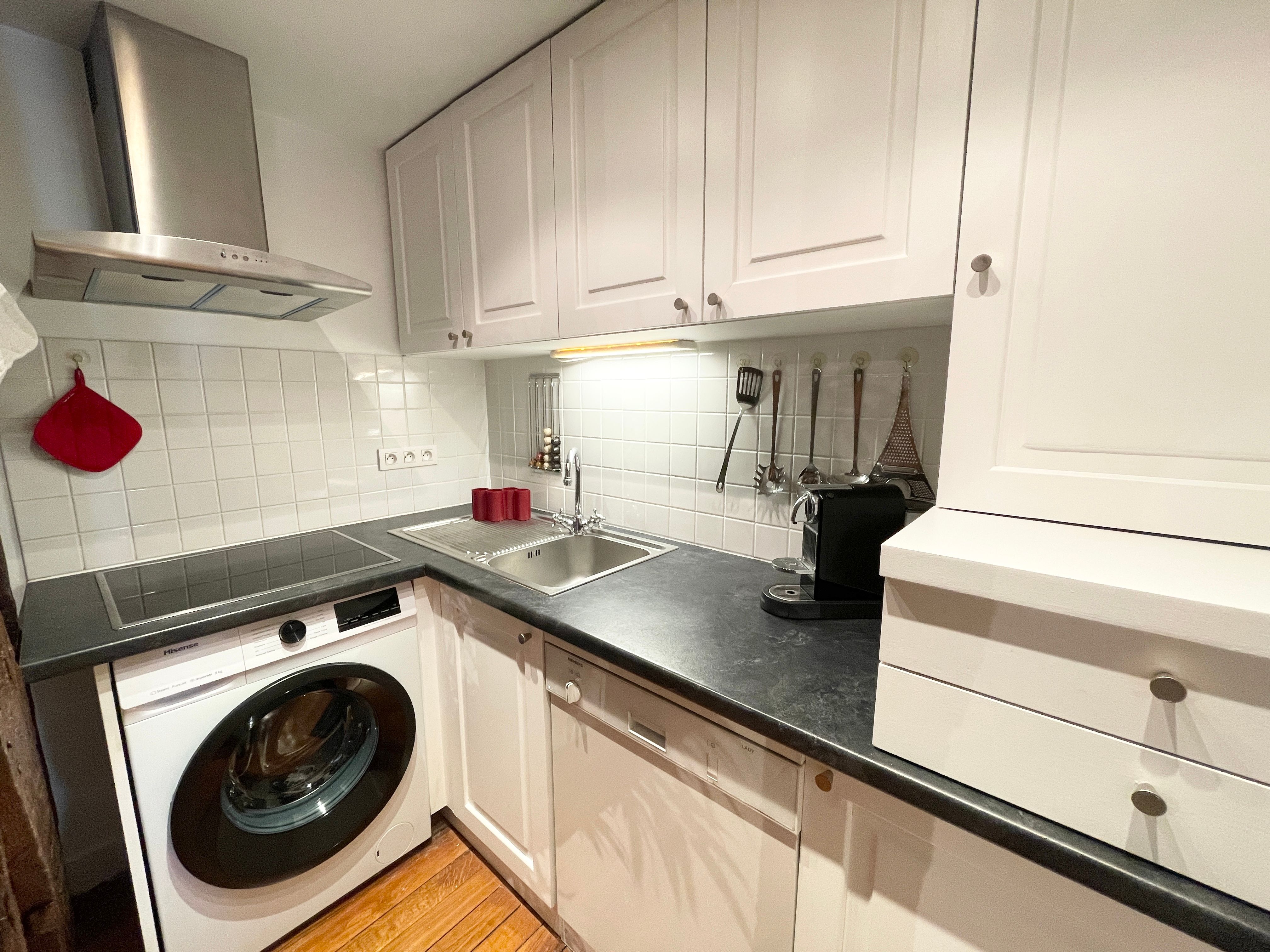 Location Elegant 2-Bedroom Apartment in a Prime Location close to Place des Vosges (loyer