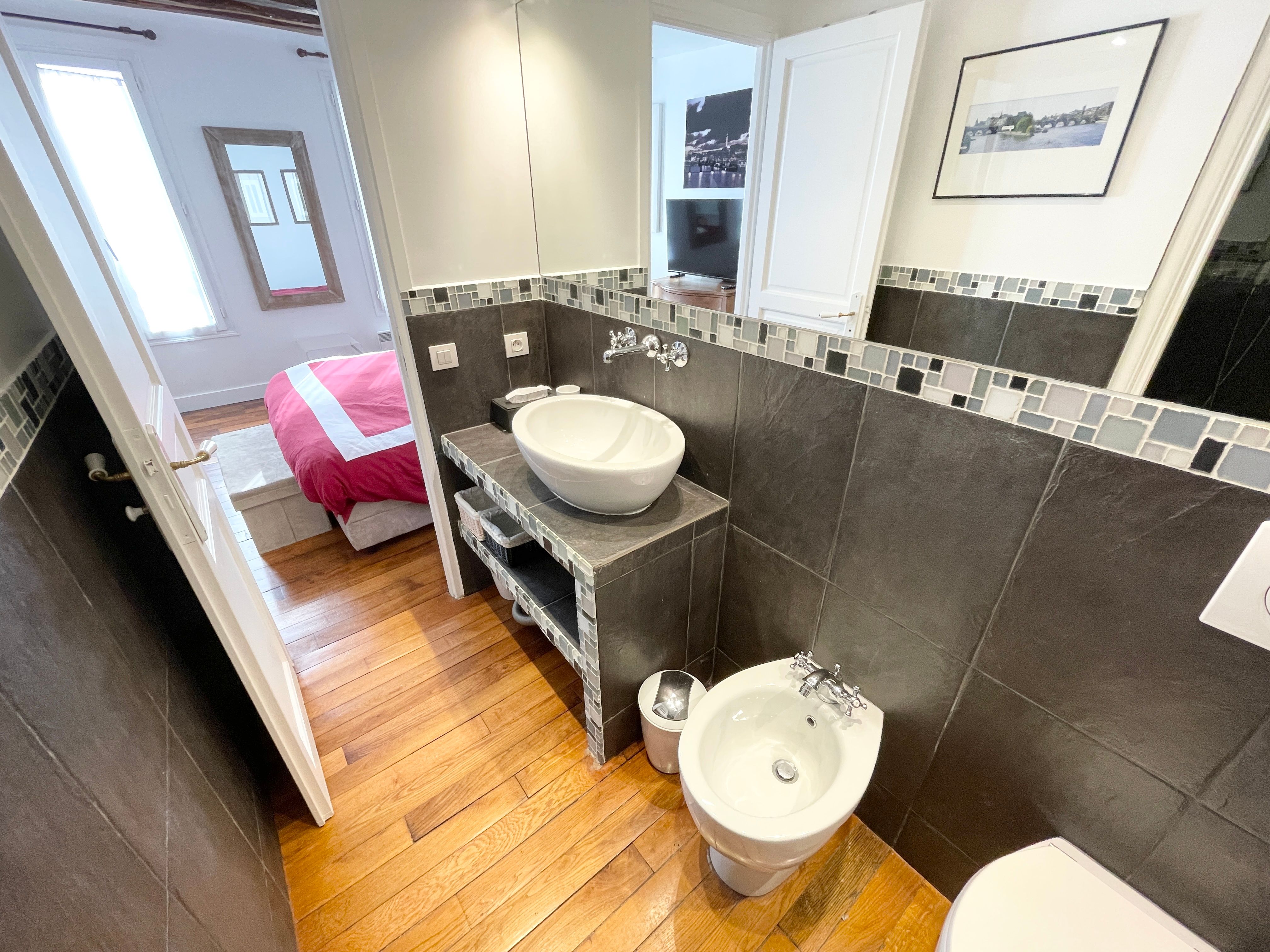 Location Elegant 2-Bedroom Apartment in a Prime Location close to Place des Vosges (loyer