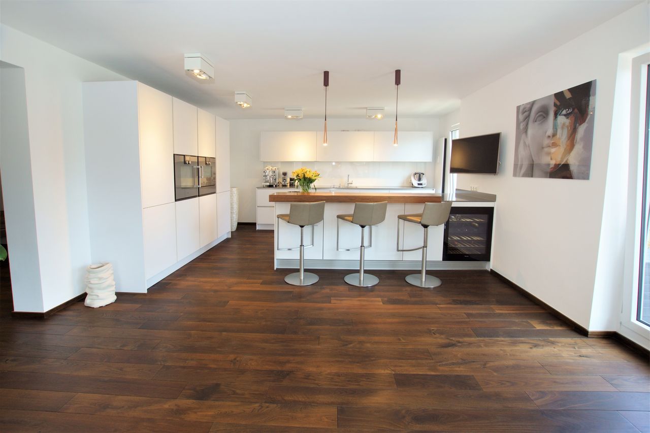 Stylish, fully furnished apartment featuring modern design, high-quality amenities, and a brigt, open layout. (Düsseldorf)