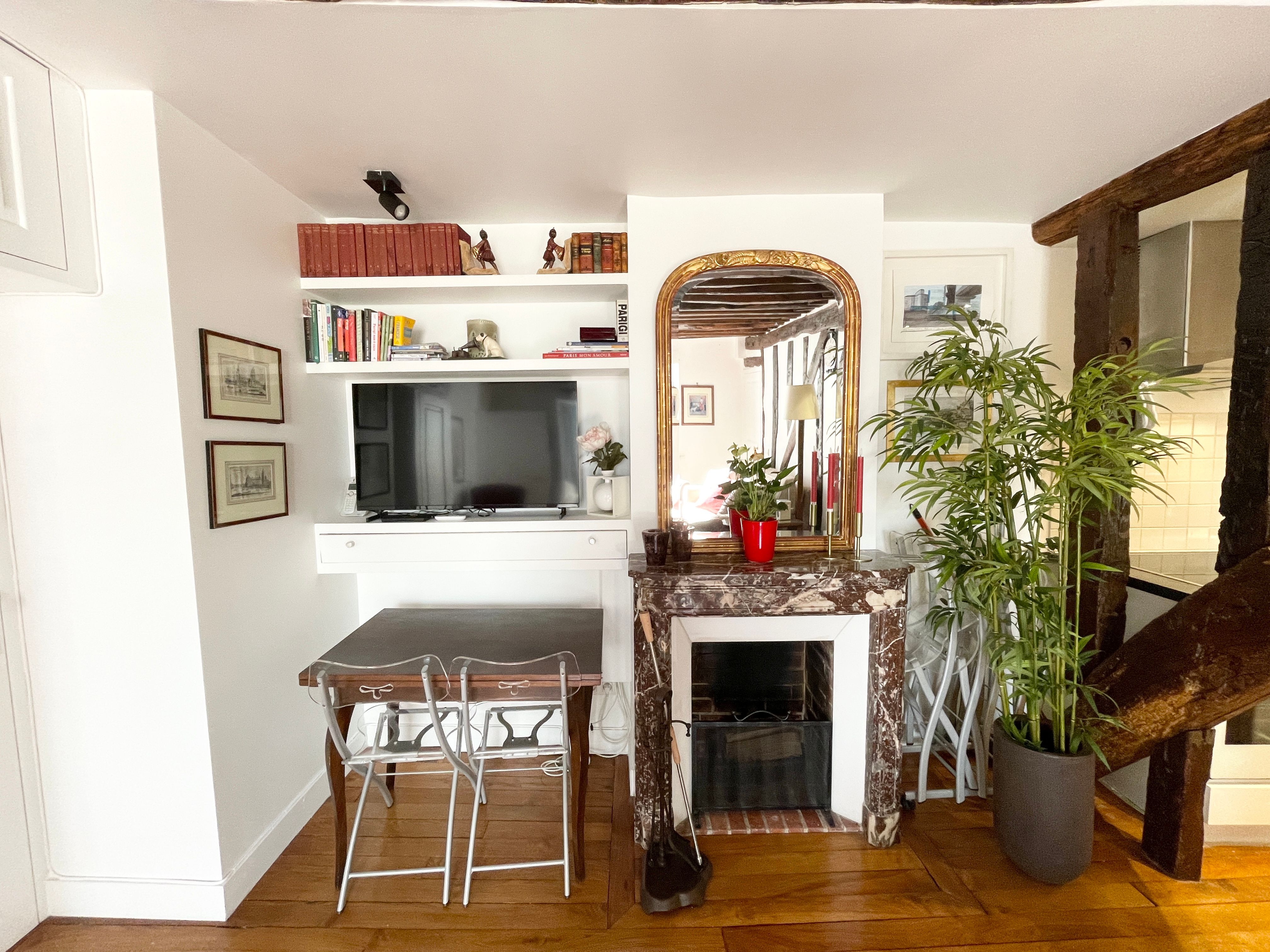 Location Elegant 2-Bedroom Apartment in a Prime Location close to Place des Vosges (loyer