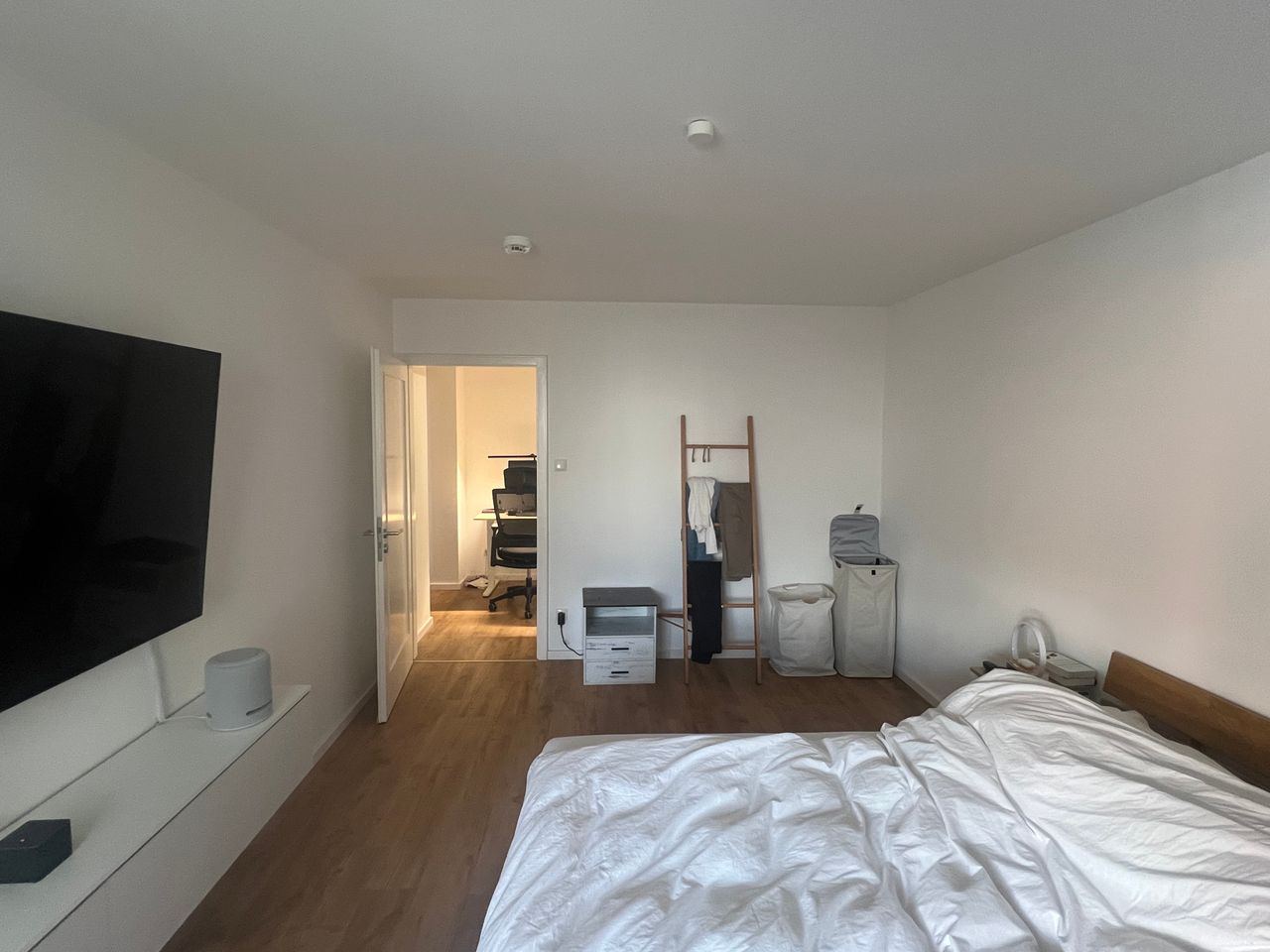 Furnished 2-Room Apartment with Loggia & Home Office Setup in Central Location