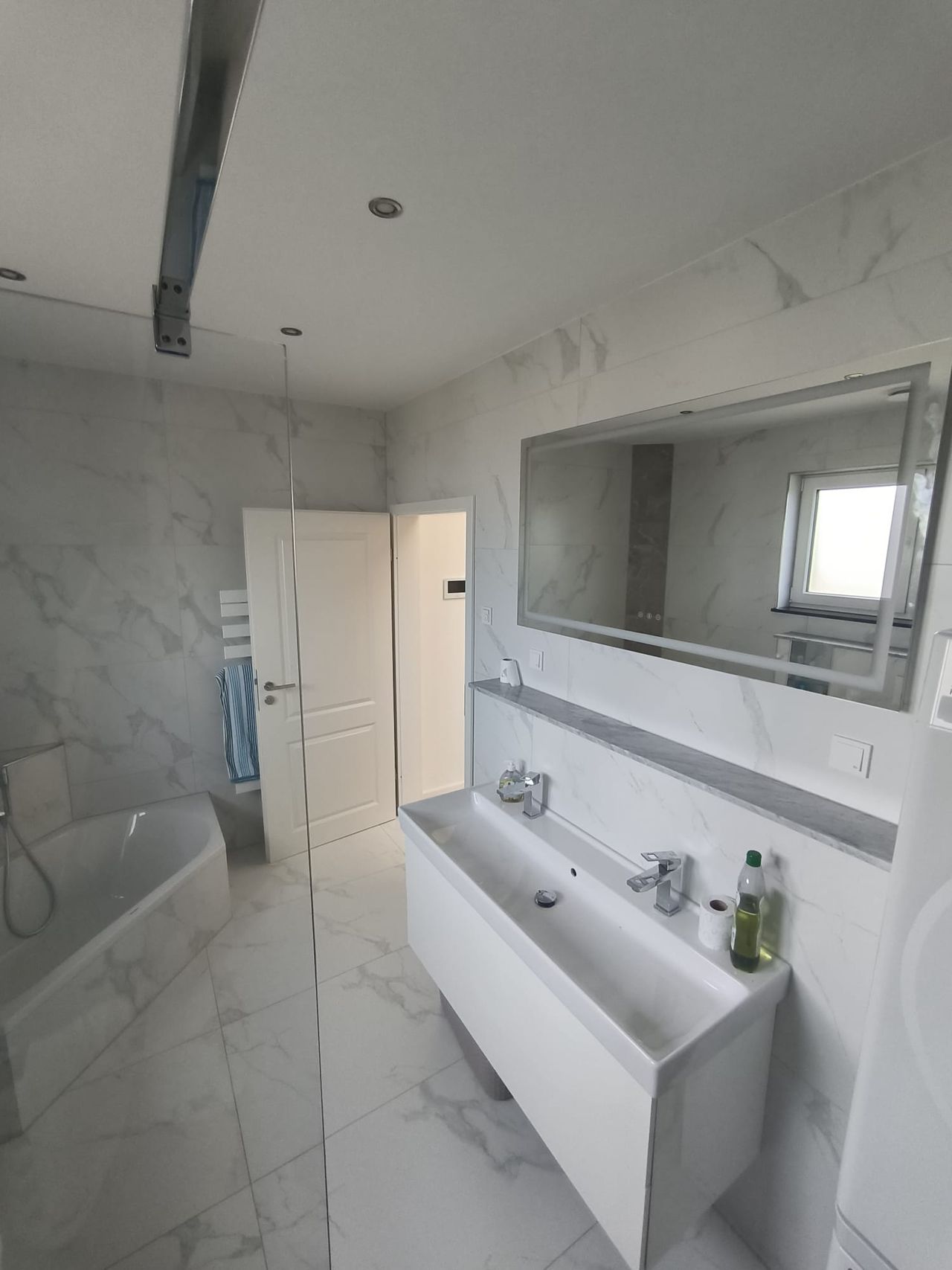 First occupancy: Fully furnished new-build apartment in Hürth-Efferen