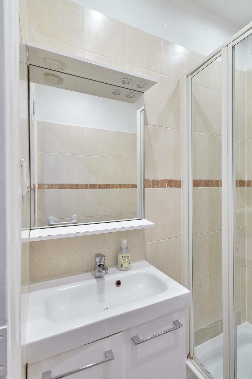 Location Petit Appartement de 27 m² à Louer en Plein Cœur de Paris (loyer tout inclus)