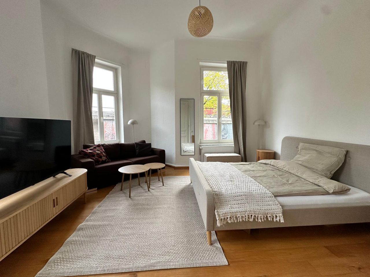 Stylish City Apartment with Designer Furniture & High Ceilings – Near City Center