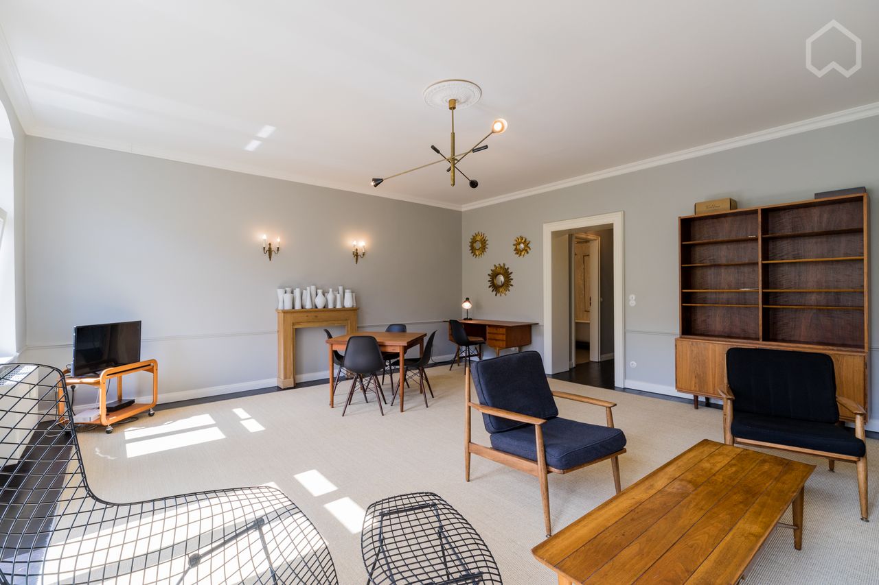 Light-flooded spacious apartment with large kitchen-cum-living-room, balcony & free standing bathub directly at the Weinbergspark in Berlin