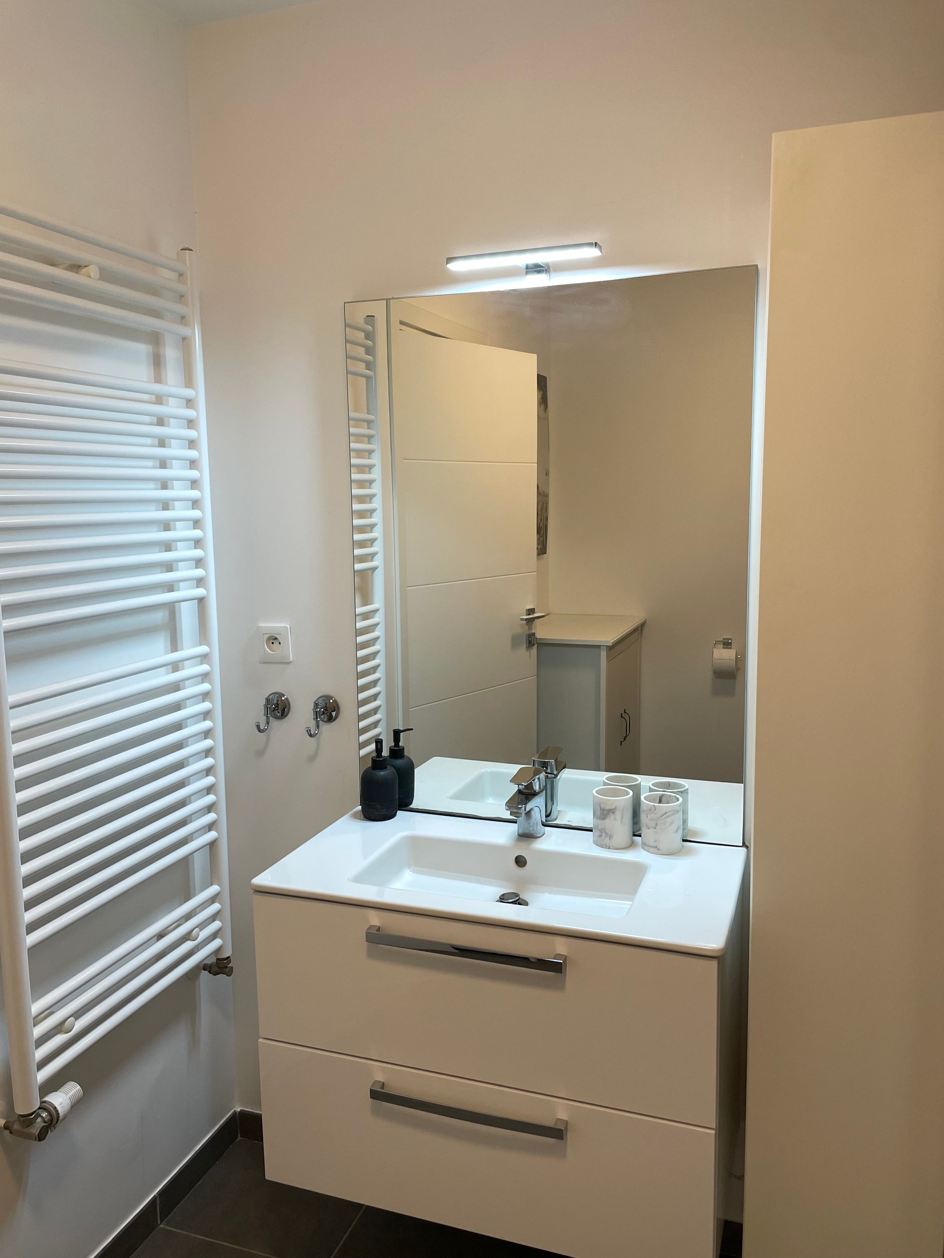 Location Spacieux appartement meublé de 3 chambres avec terrasse, jardin privé et 2 place