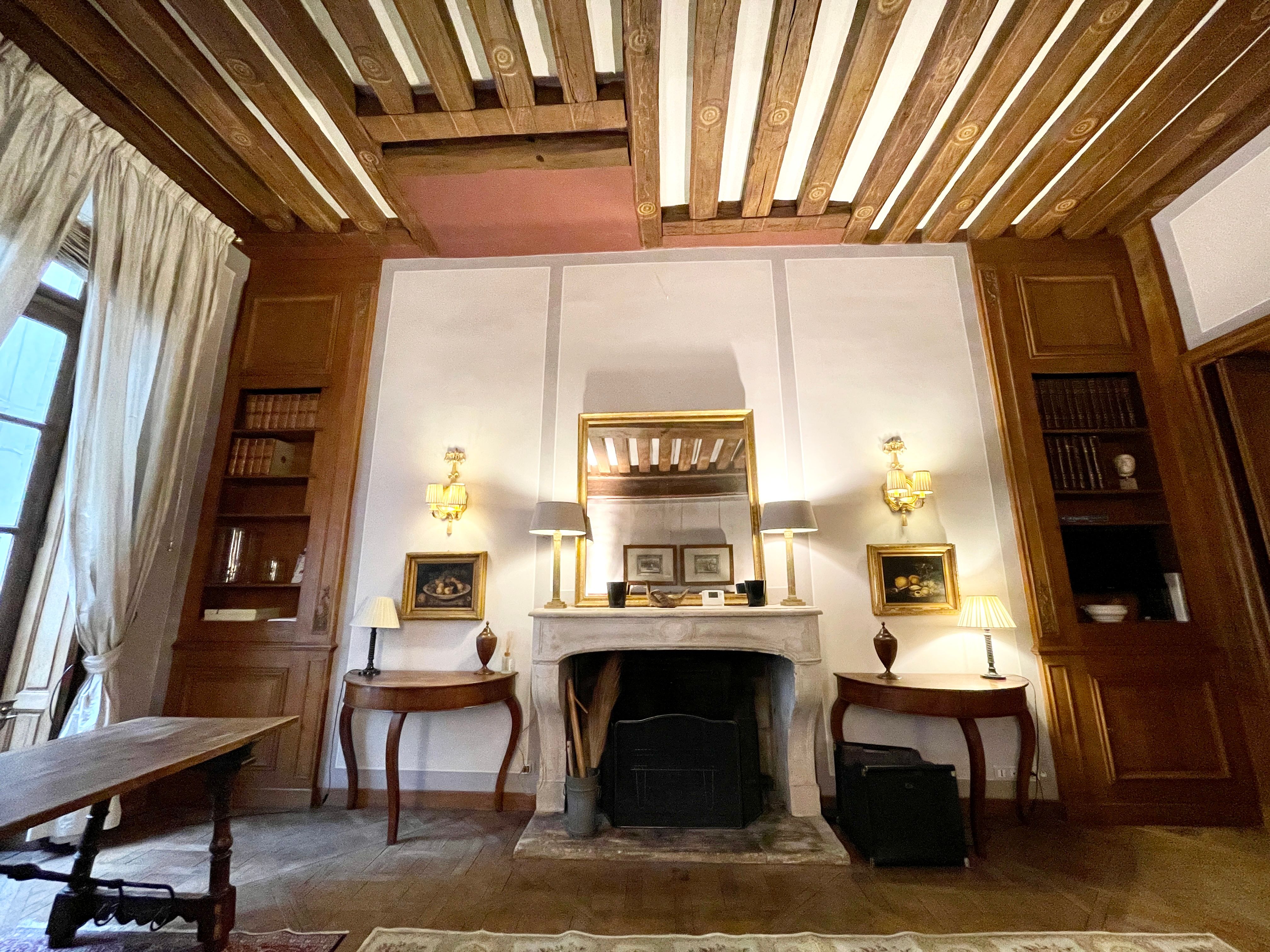 Location Prestigious Apartment in a Historic Building on the Famous Île Saint-Louis (loye