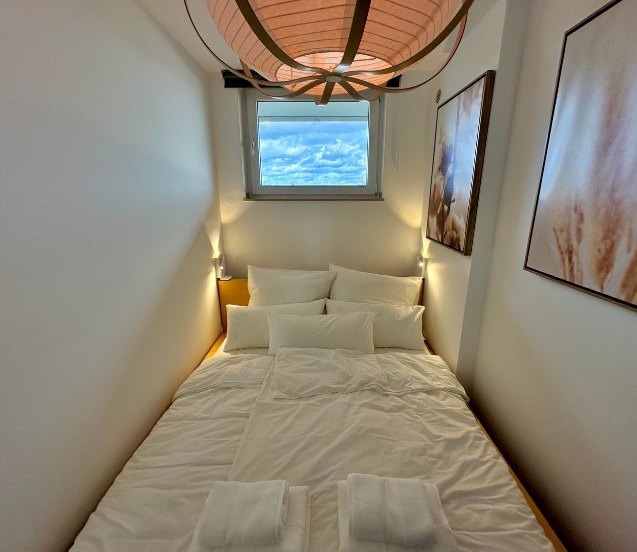 Frisch renovierte, helle Wohnung mit Balkon, Küche, Parkplatz und exzellenter Anbindung