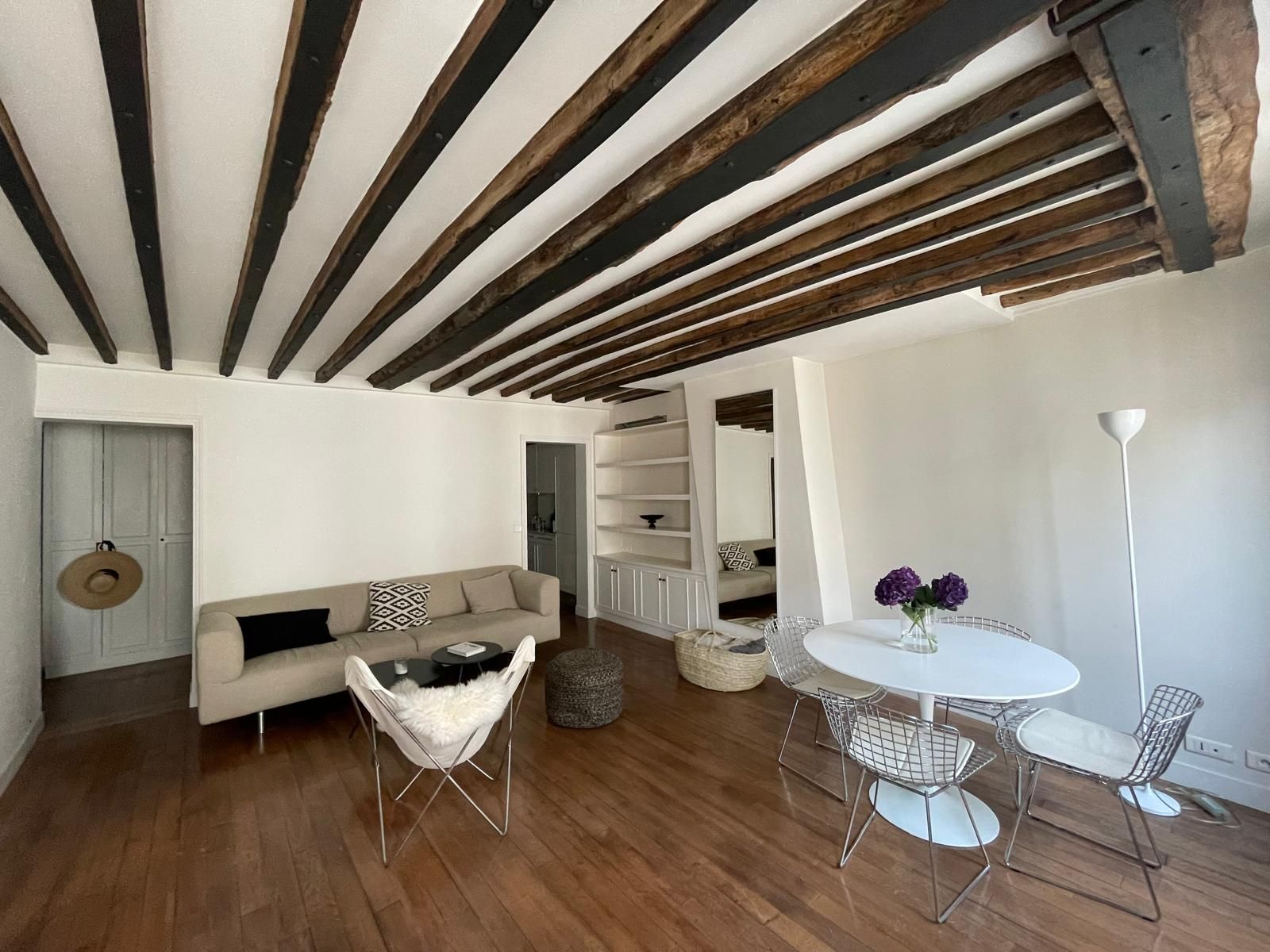 Appartement Élégant sur l’Iconique Rue de Verneuil, Paris 7 (loyer tout inclus) Paris