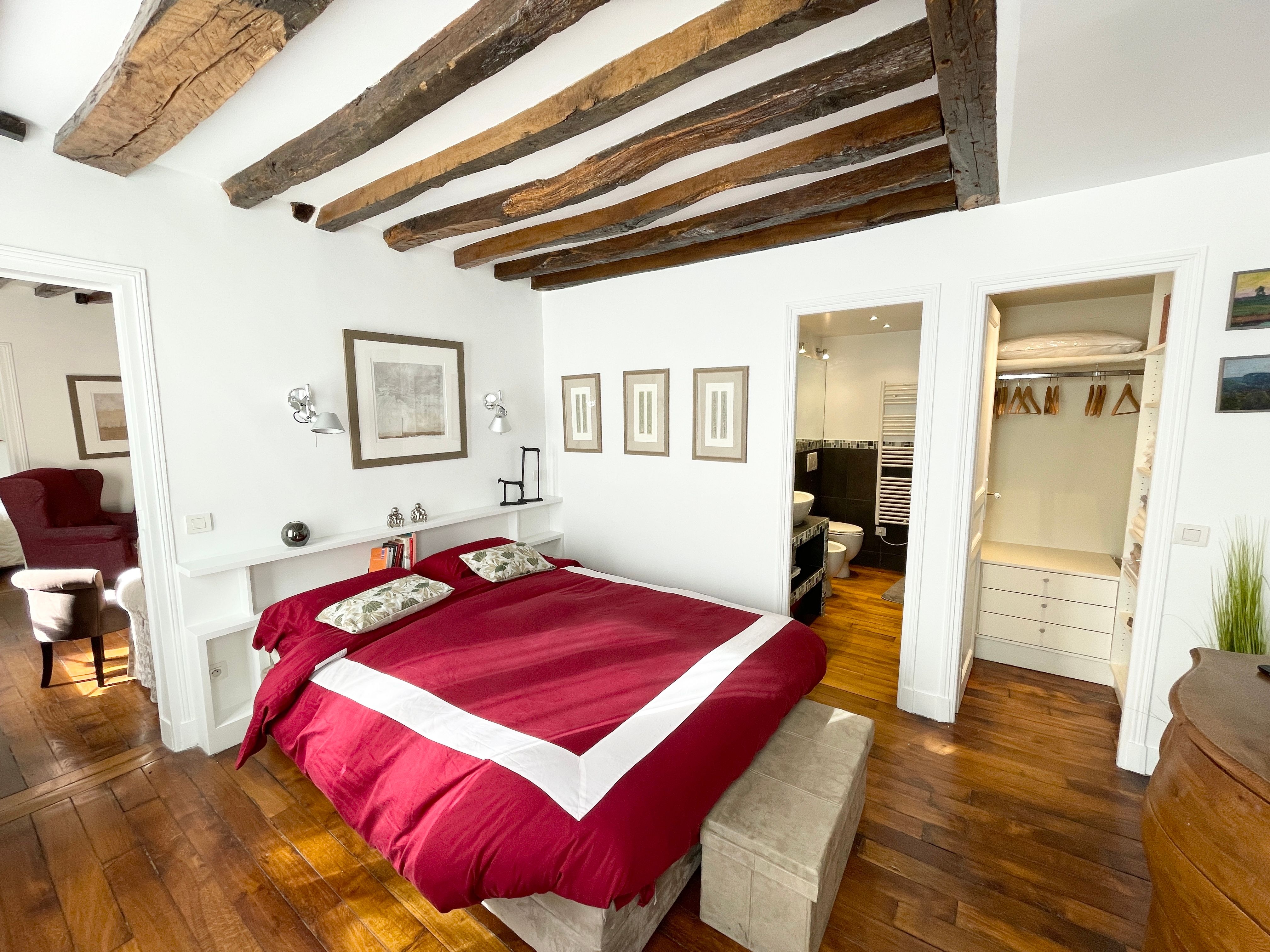 Location Elegant 2-Bedroom Apartment in a Prime Location close to Place des Vosges (loyer