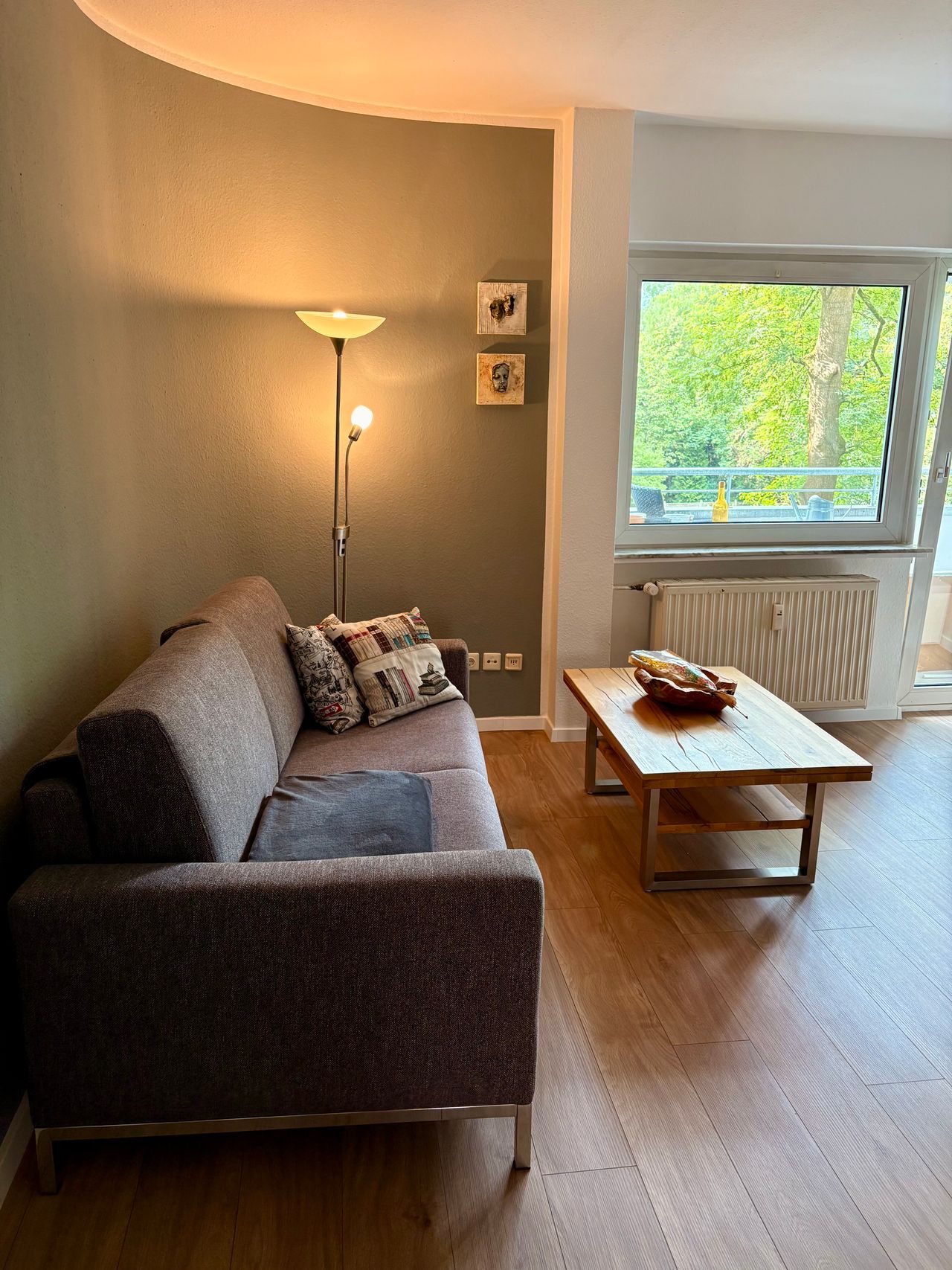 First occupancy after renovation in 08/2025: cozy and fully furnished and equipped 2-room apartment in the popular Düsseldorf-Bilk district near the Medienhafen.
