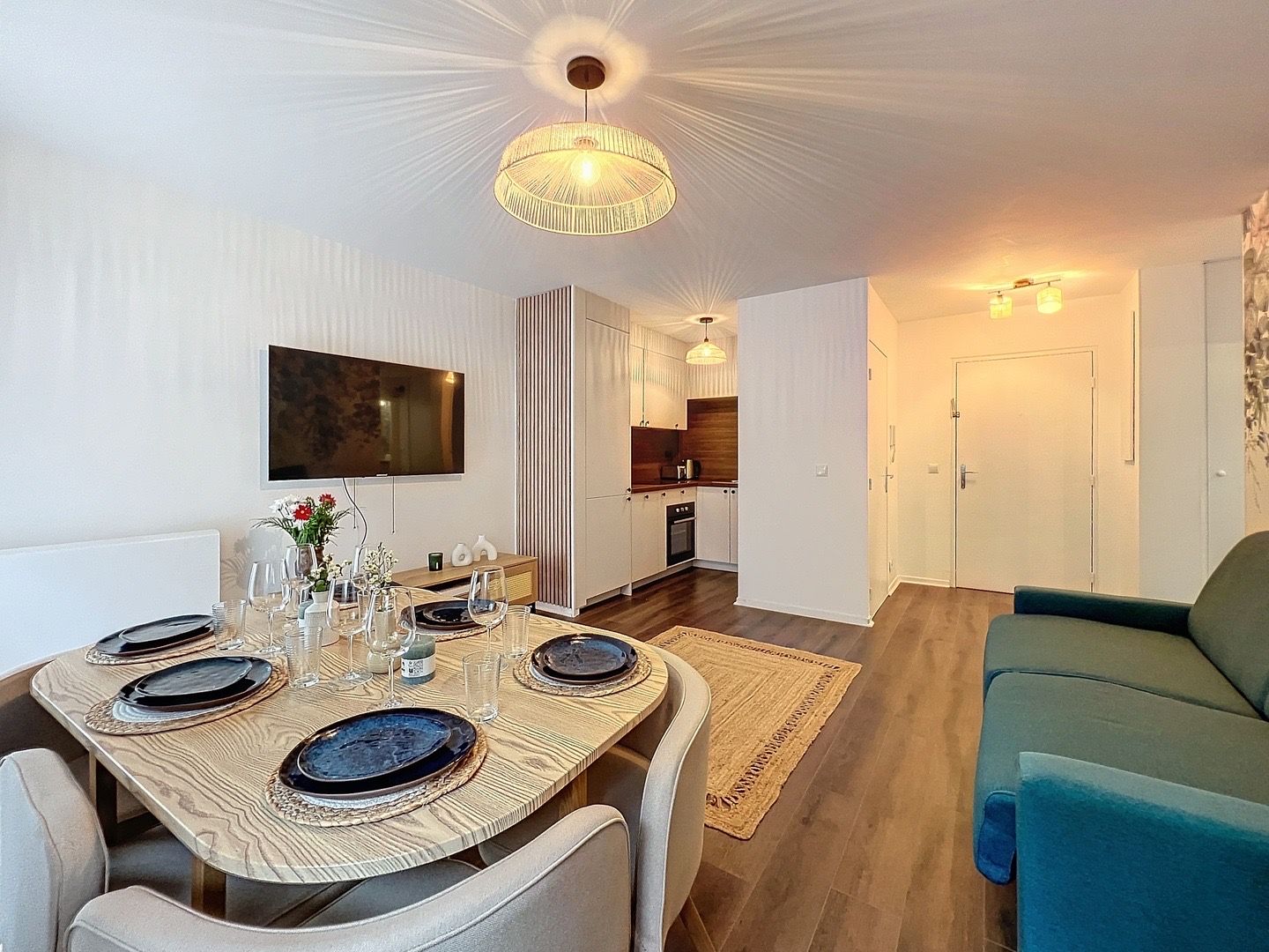 Location New renovated apartment just 1 min from train station RER Val D’Europe , free pa