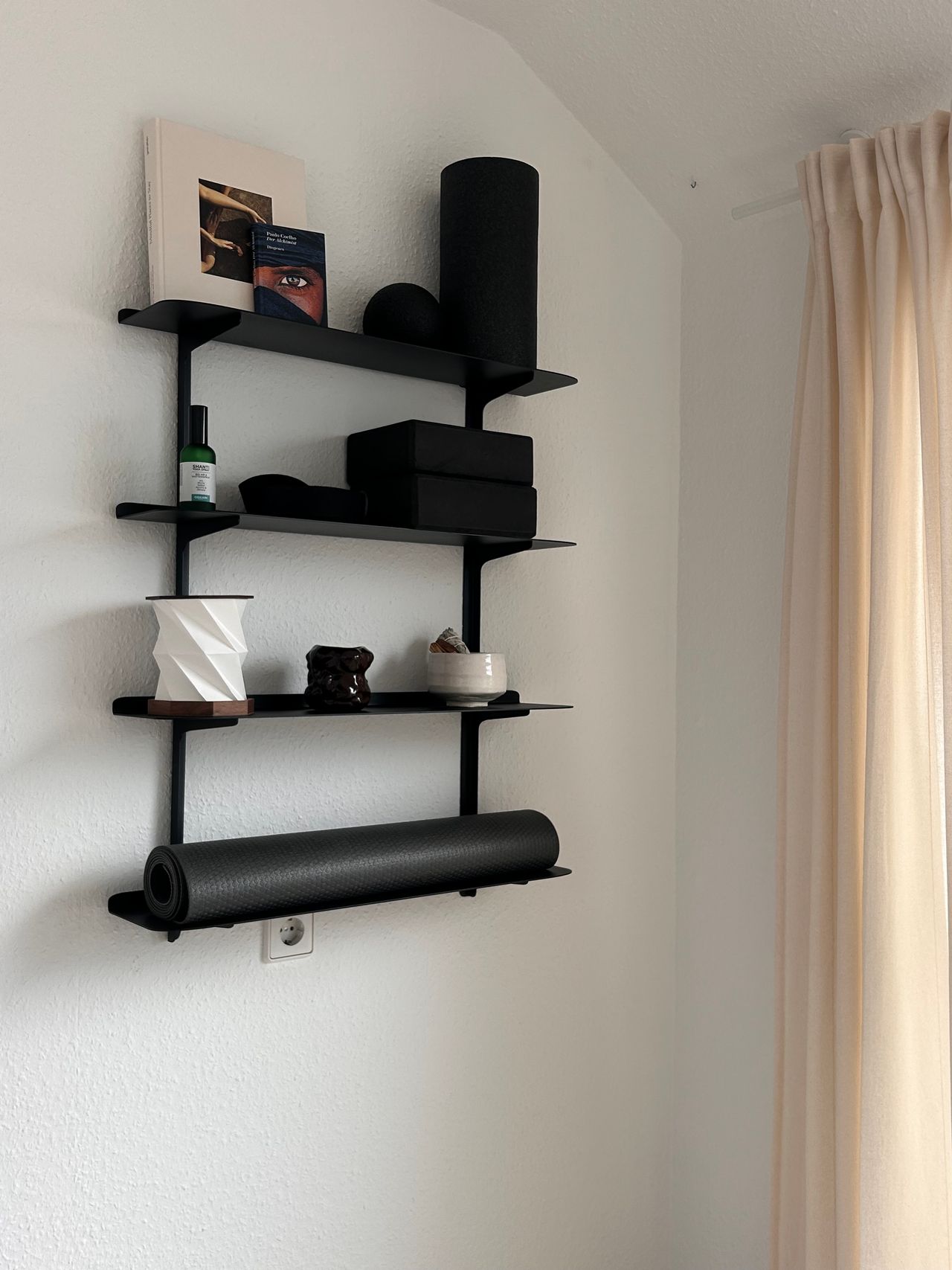 Stylish, lovingly furnished top-floor flat with terrace and view of the famous Frankfurt skyline